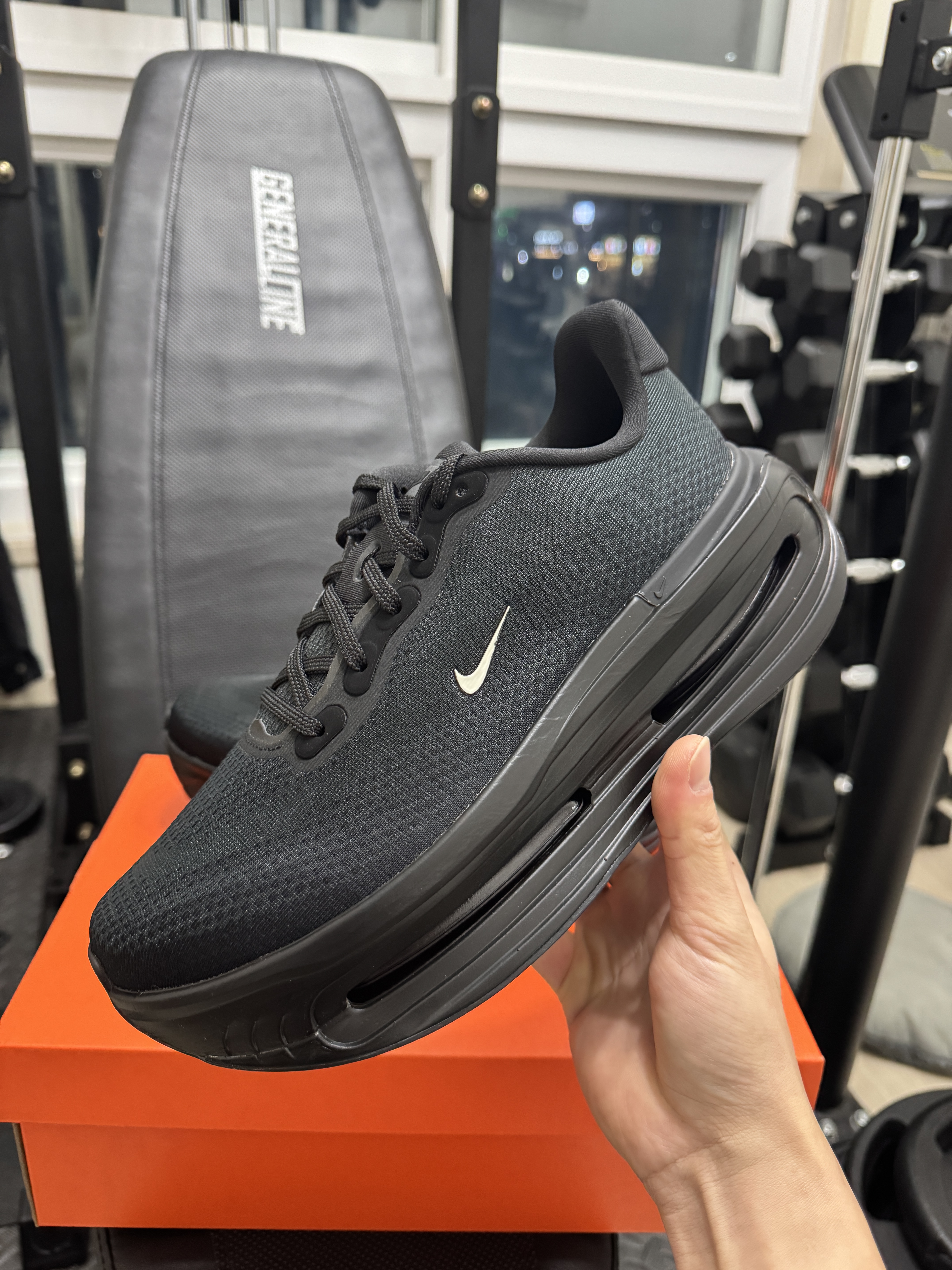 Nike Vomero Black White 착용 스타일 - 1