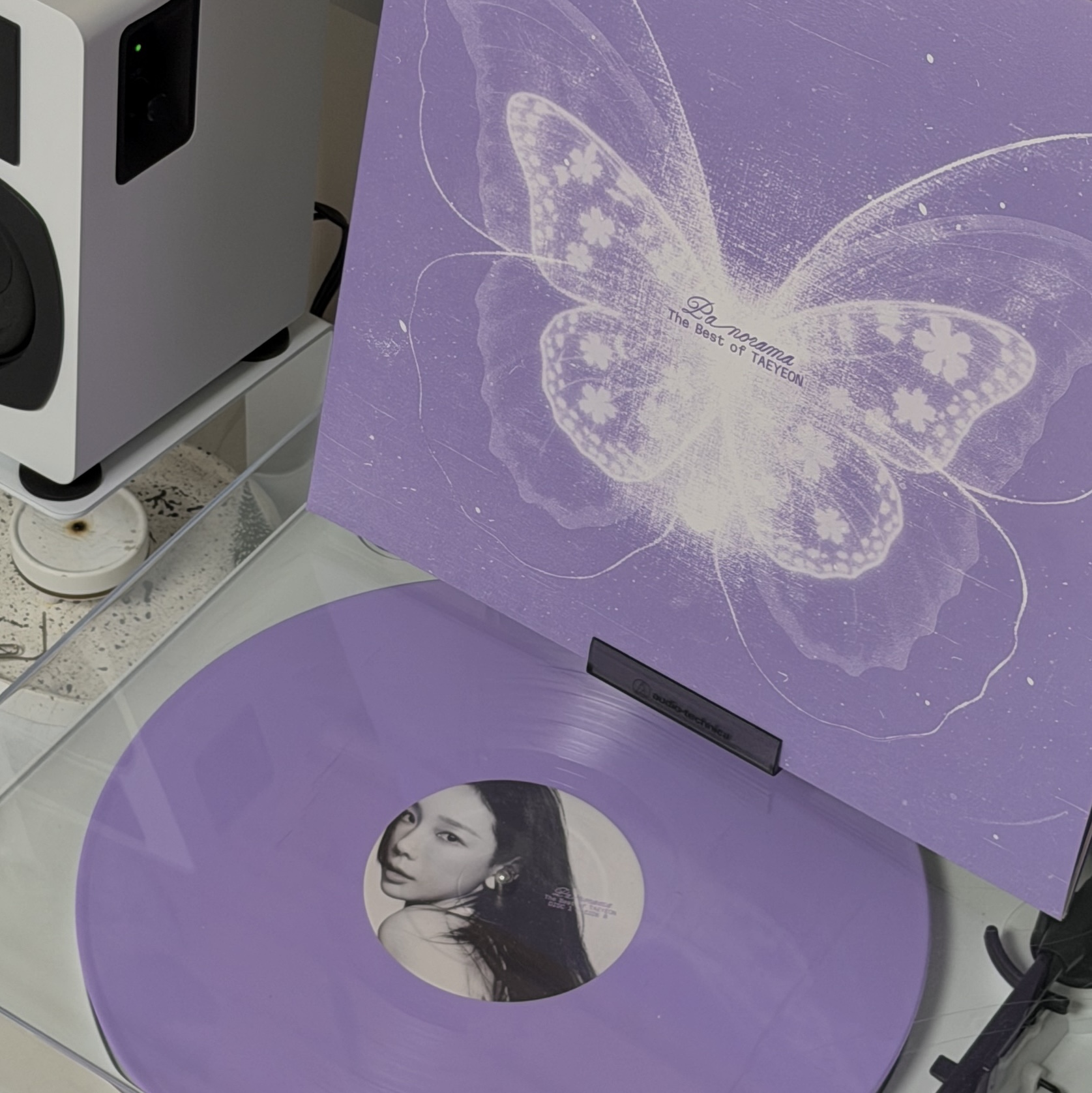 Taeyeon Panorama The Best of Taeyeon LP Purple (2LP), Audio-Technica AT-LP3XBT Automatic Belt-Drive Turntable (Wireless & Analog) White 착용 스타일