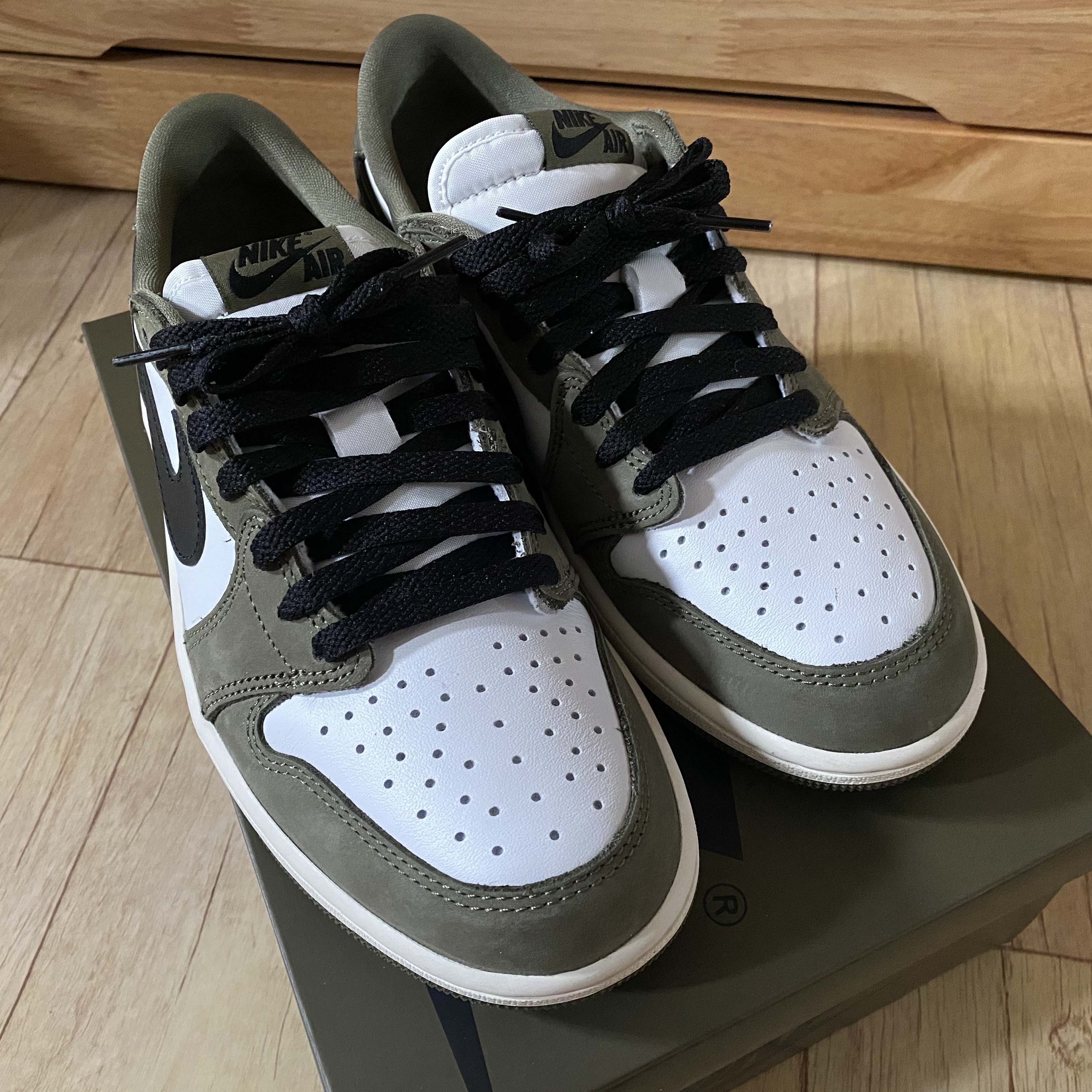 Jordan 1 Retro Low OG Medium Olive and Summit White 착용 스타일 - 2