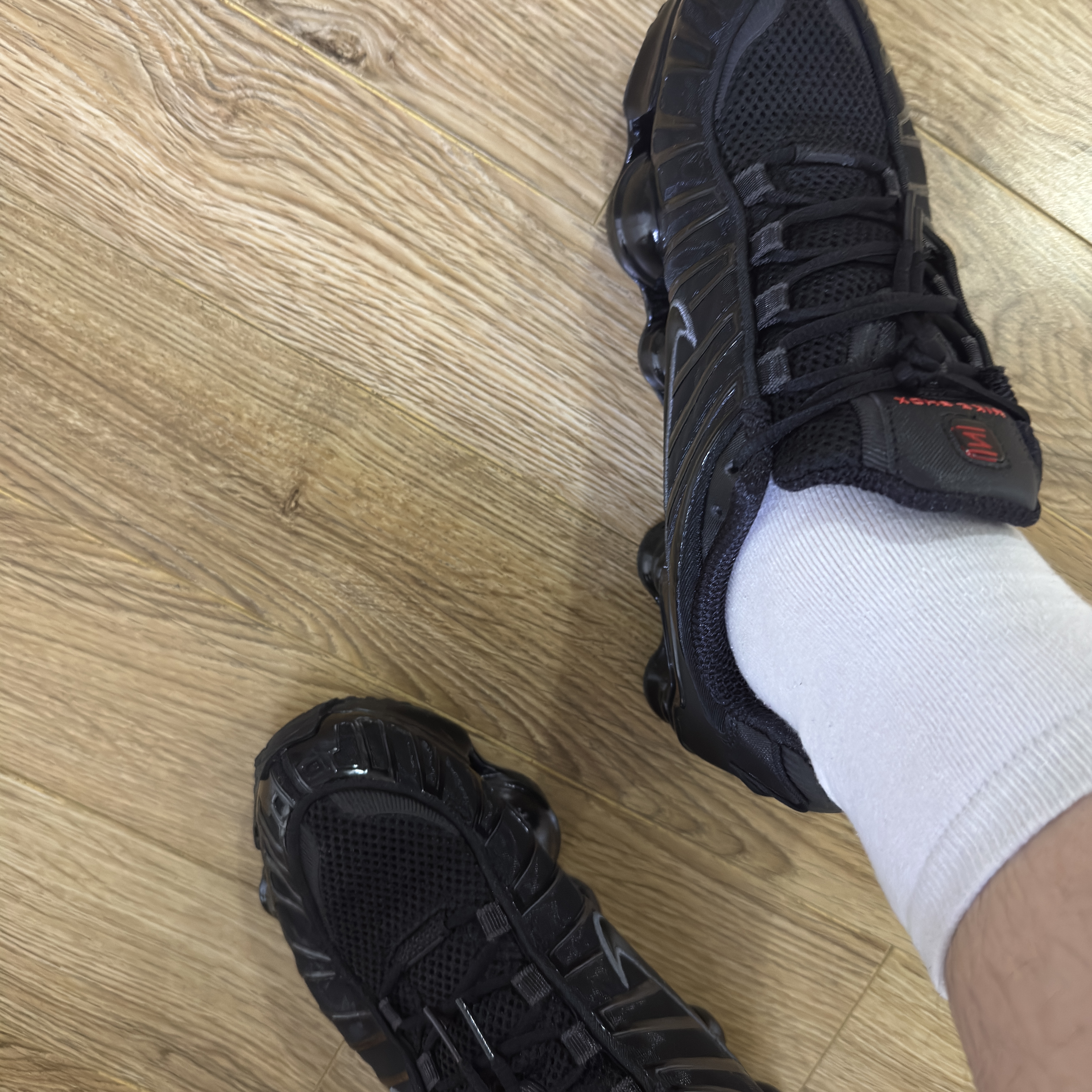 Nike Shox TL Black Metallic Hematite 착용 스타일