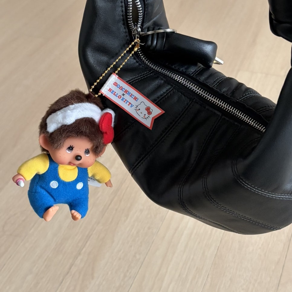 Sanrio Hello Kitty x Monchhichi 50th Anniversary Monchhichi Holder, Lemaire Mini Fortune Croissant Bag Soft Grained Leather Black 착용 스타일 - 2