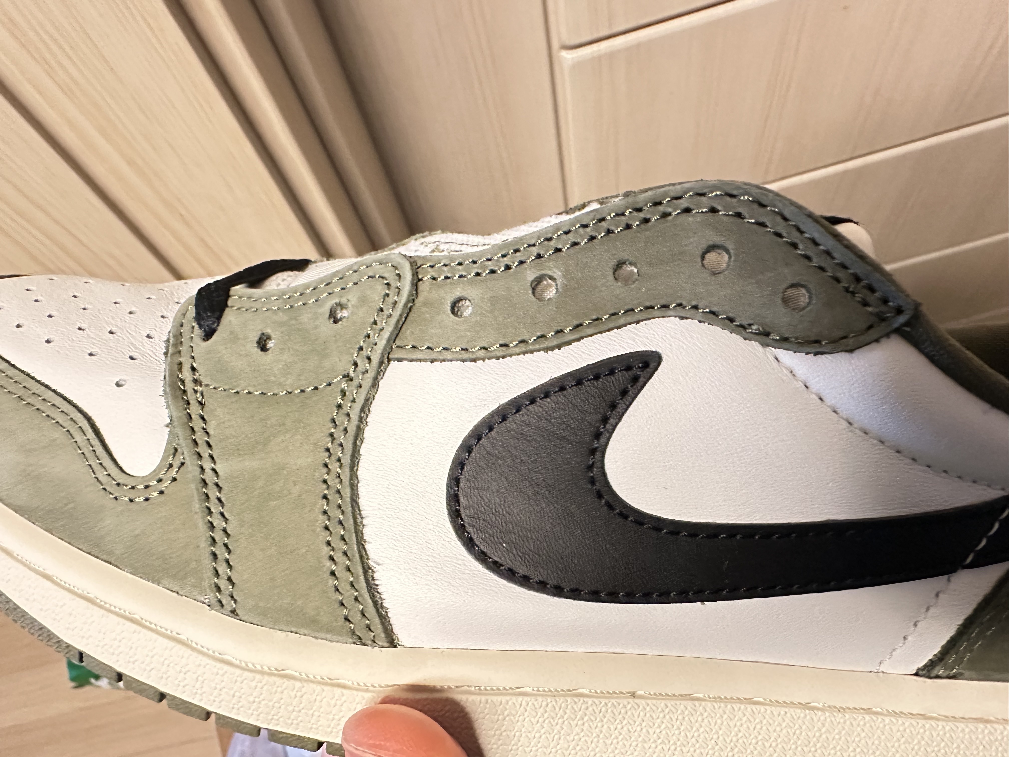Jordan 1 Retro Low OG Medium Olive and Summit White 착용 스타일