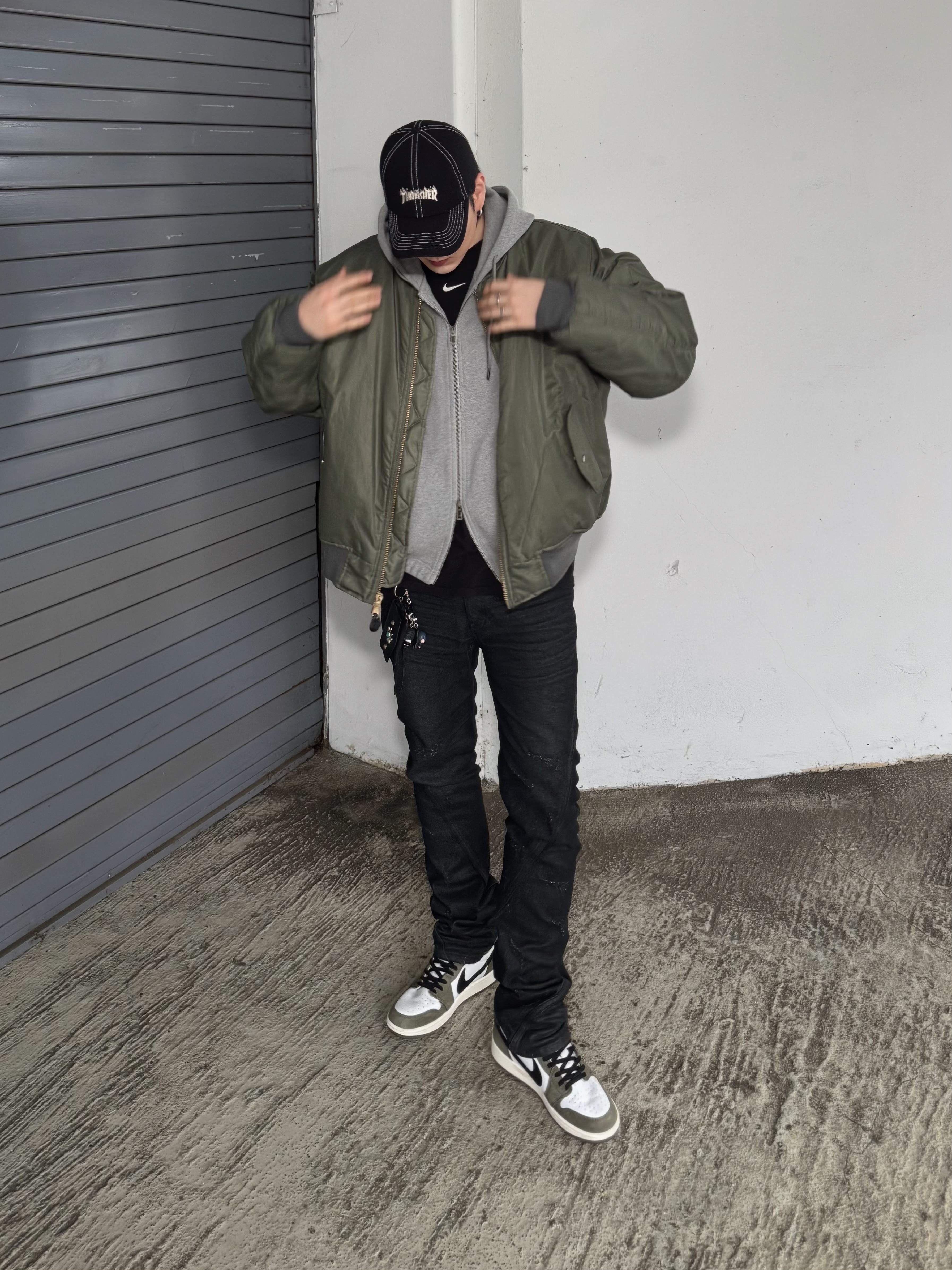 Jordan 1 Retro Low OG Medium Olive and Summit White, Nike x Drake Nocta x Kar L'Art De L'Automobile Burrow T-Shirt Black (FD2205-010) 착용 스타일 - 1
