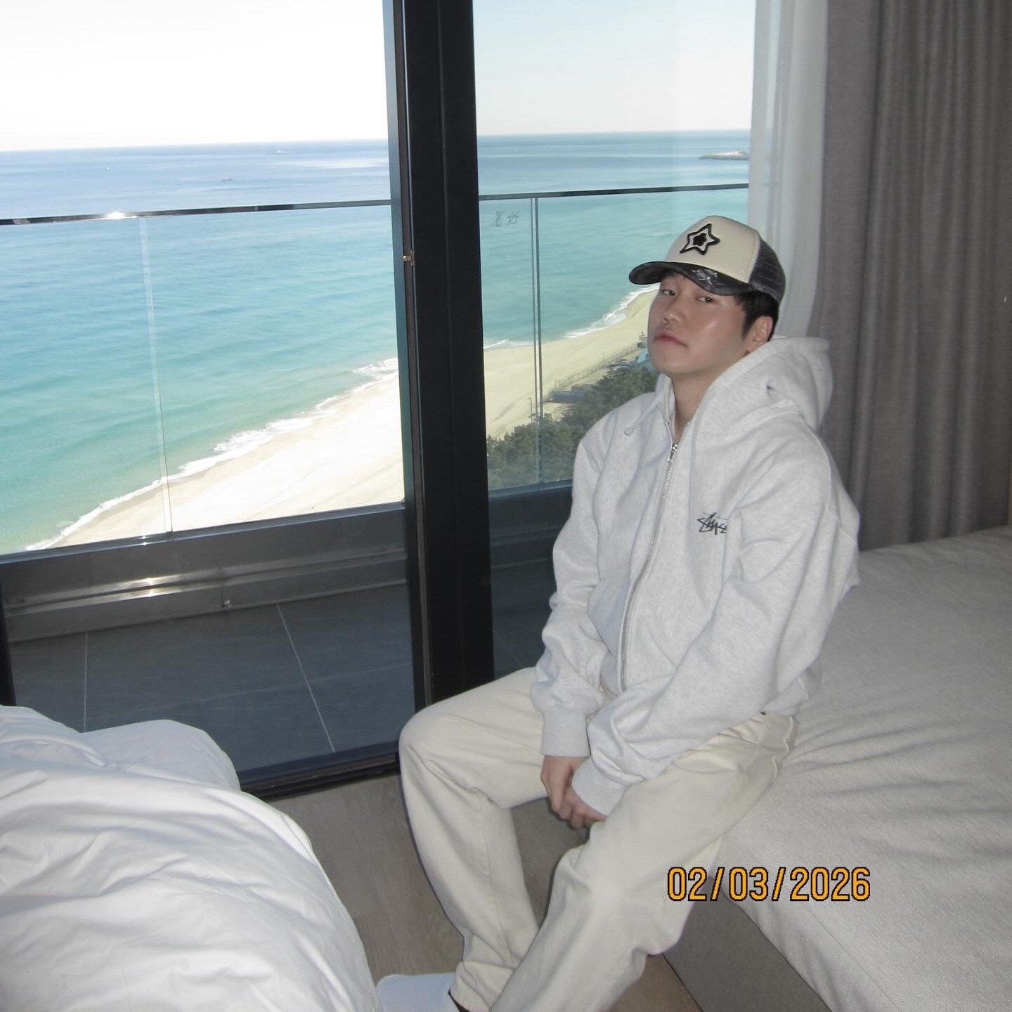 Stussy Great Future Zip Hoodie Ash Heather, Supreme Chino Pants Natural - 22SS 착용 스타일 - 2