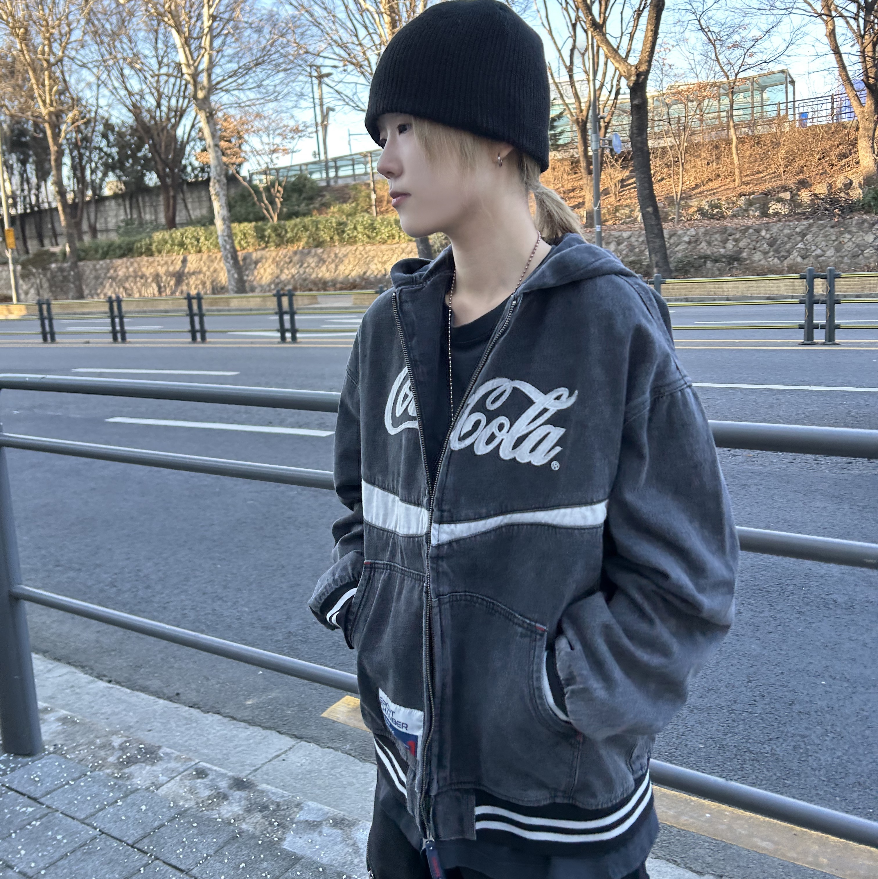 SPORT CHAMBER x Coca-Cola Denim Hood Jumper Black 착용 스타일 - 2