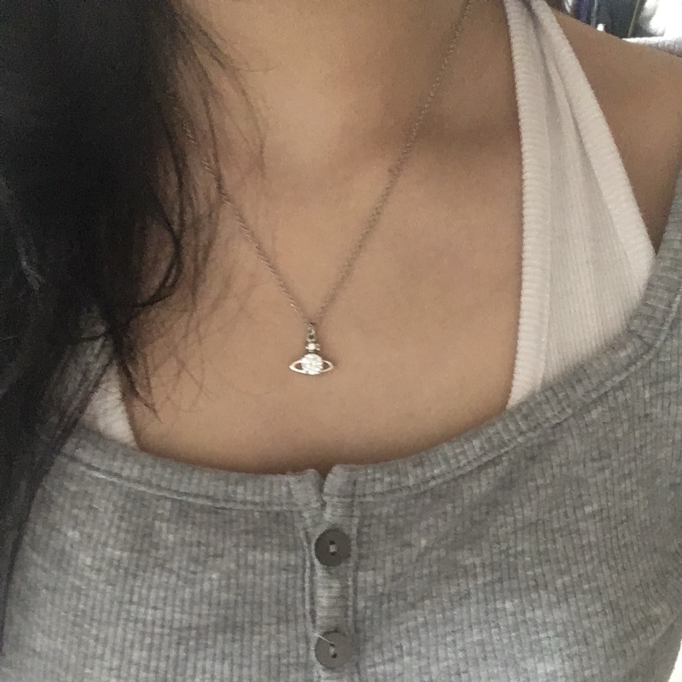 Vivienne Westwood Reina Pendant Silver 착용 스타일