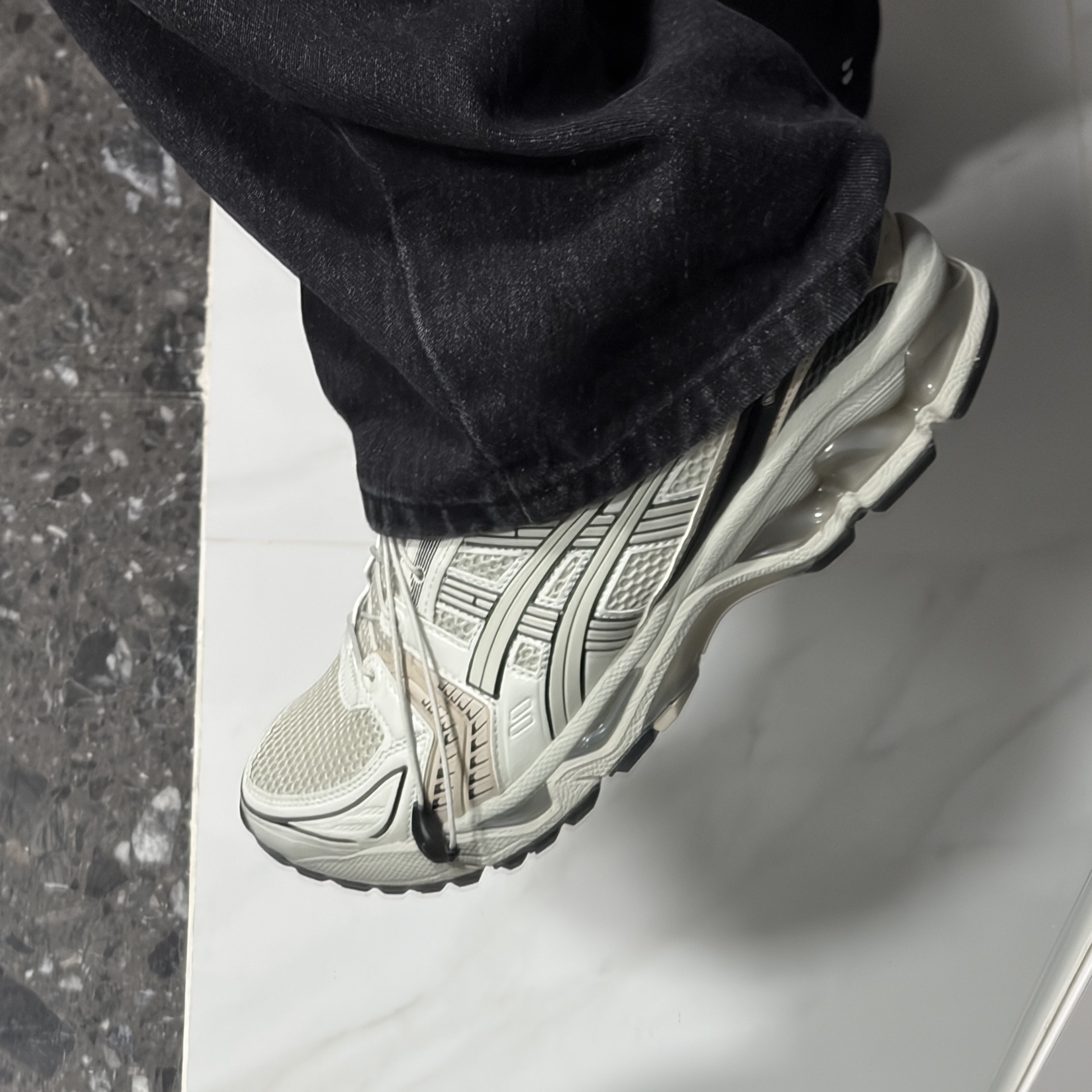 Asics Unlimited Gel-Kayano 14 Smoke Grey 착용 스타일