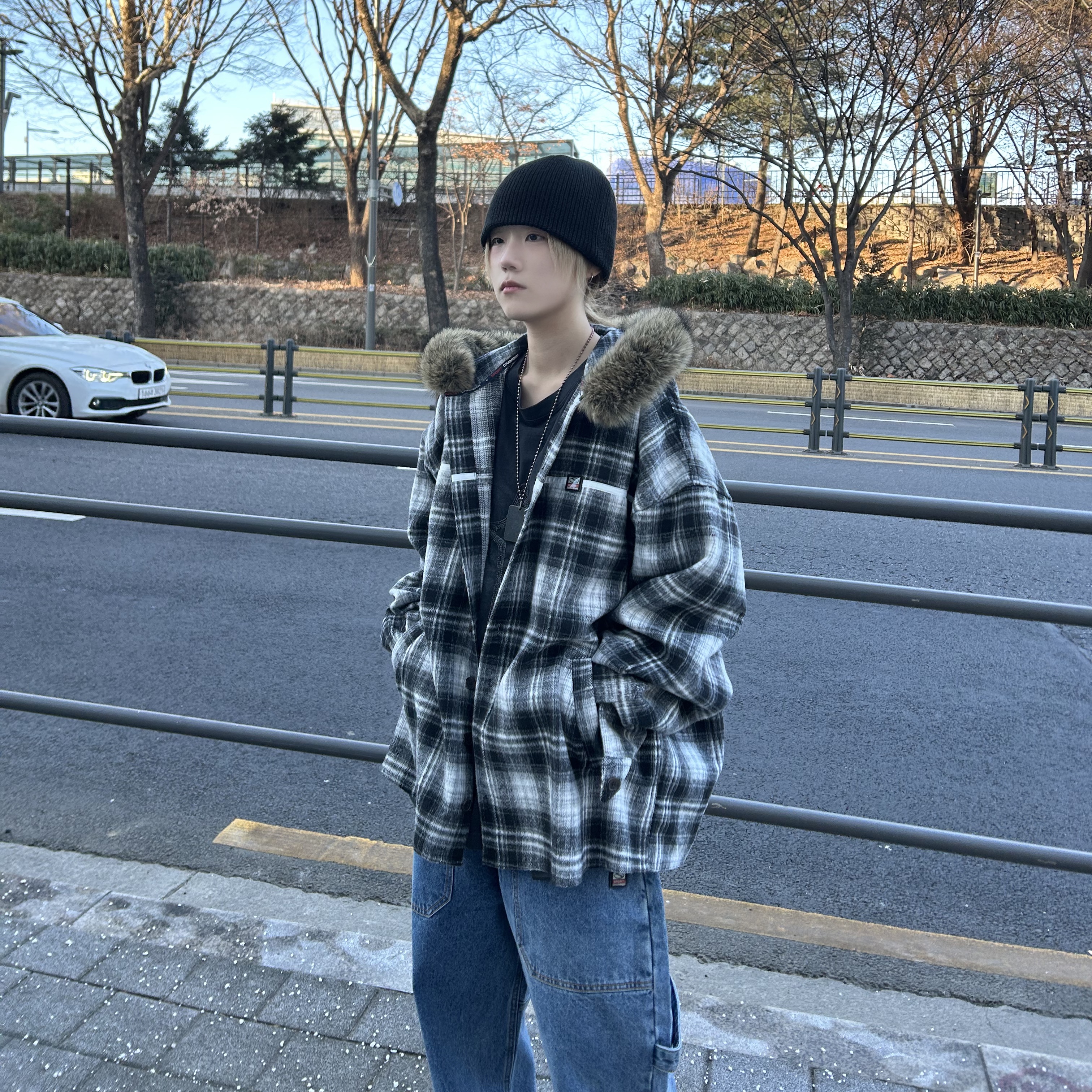 SPORT CHAMBER SC Fur Hood Shirt Black, SPORT CHAMBER Superwide Carpenter Denim Pants Blue 착용 스타일 - 1