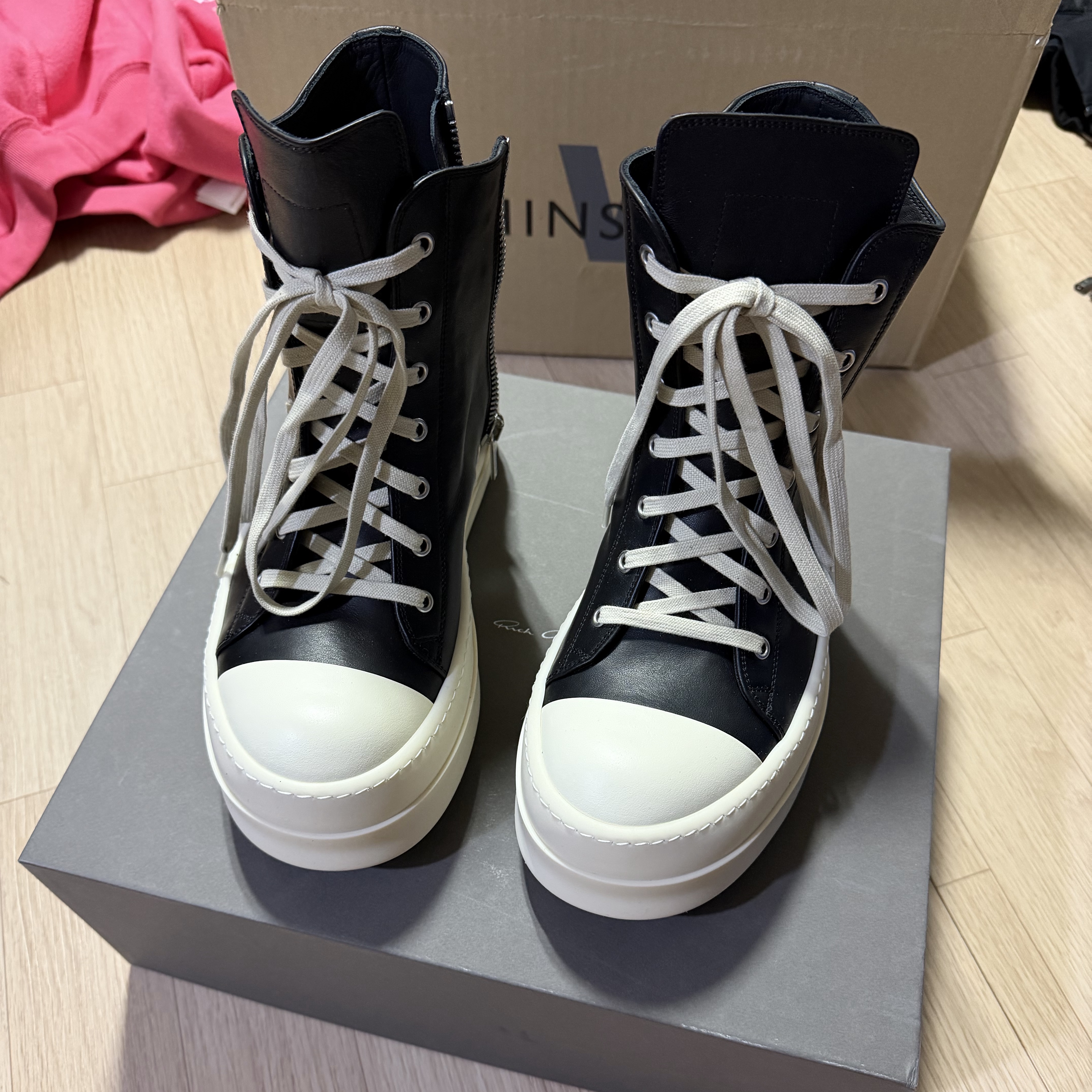 Rick Owens Mega Bumper Sneakers Black Milk 착용 스타일