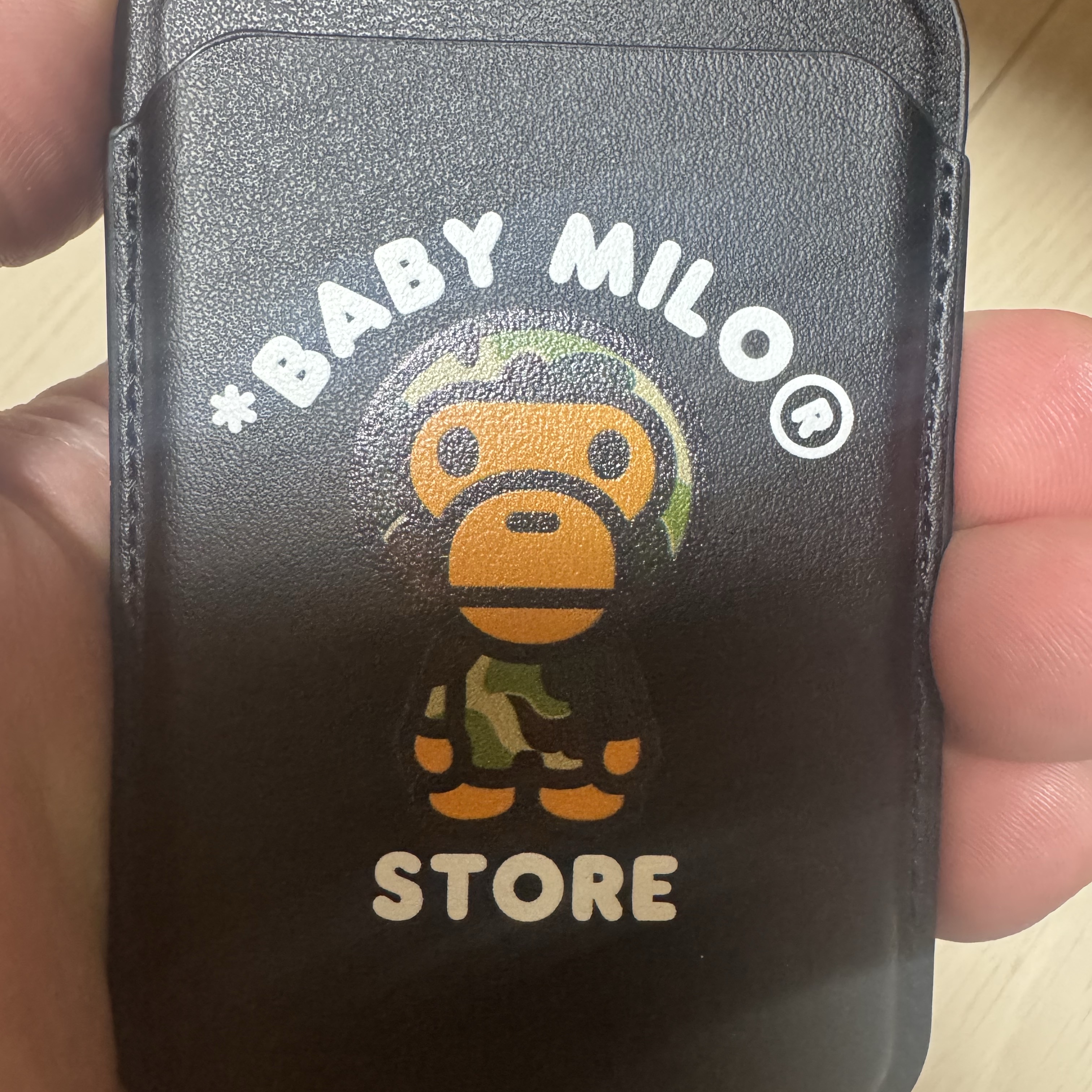 BAPE Baby Milo MagSafe Card Holder Black 착용 스타일