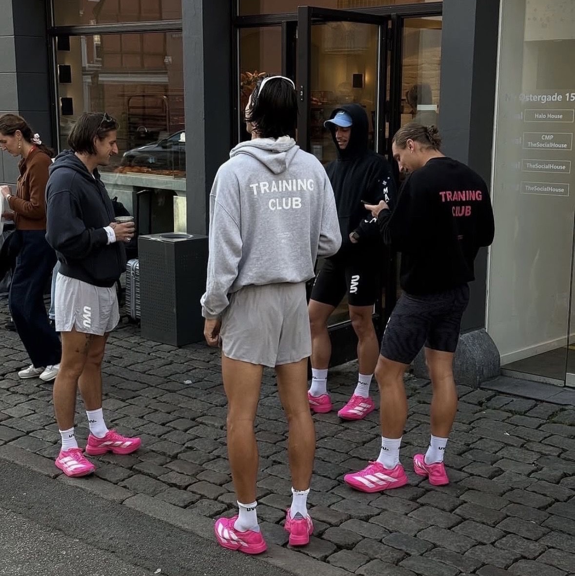 Adidas Adizero Adios Pro 4 Shock Pink Zero Metalic 착용 스타일 - 1