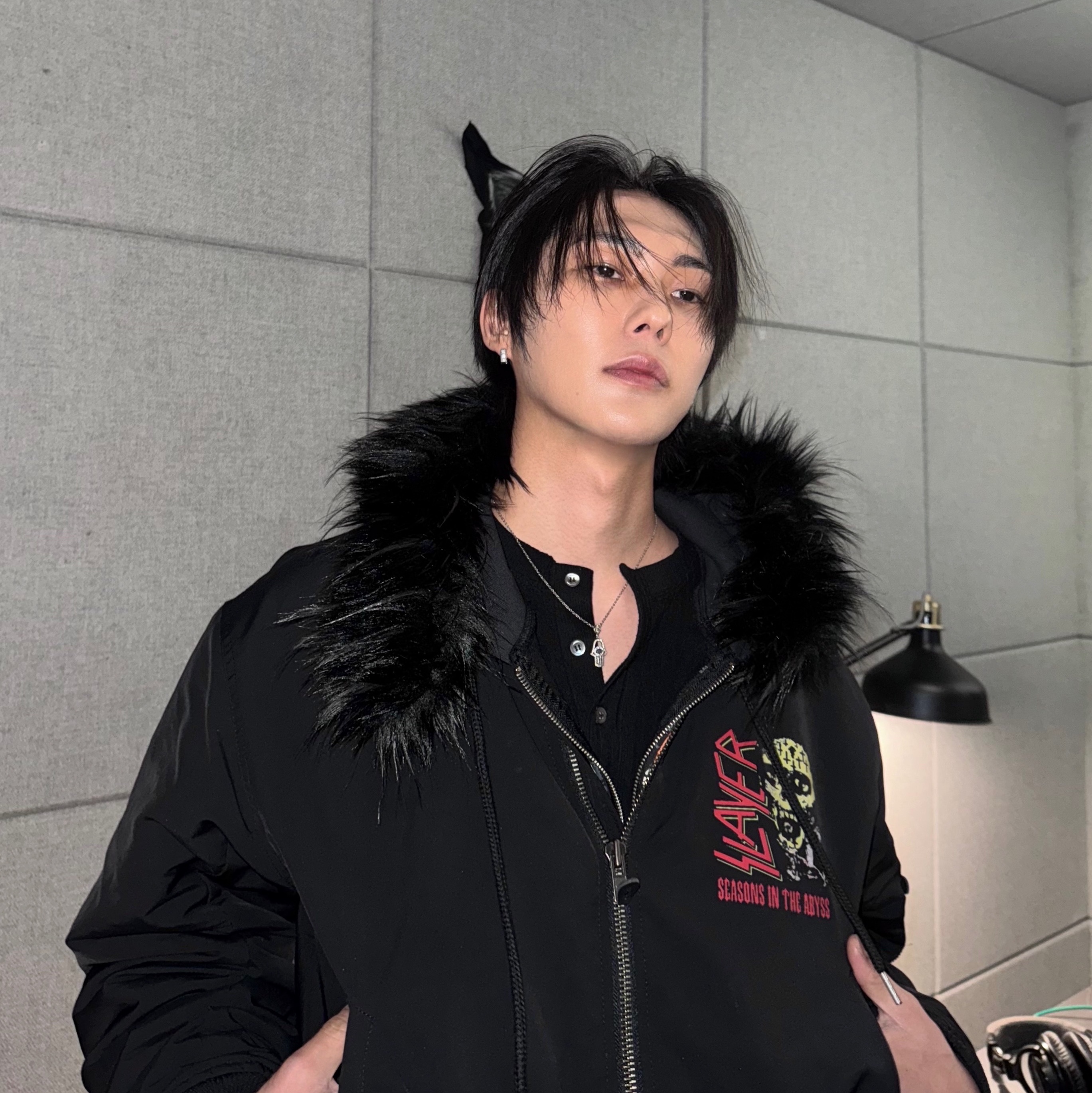 SLAYER Undermycar Seasons In The Abyss Ma-1 Black, Undermycar Mu.114 Original Logo Washed Slim Flare Jeans Washed Black 착용 스타일 - 4