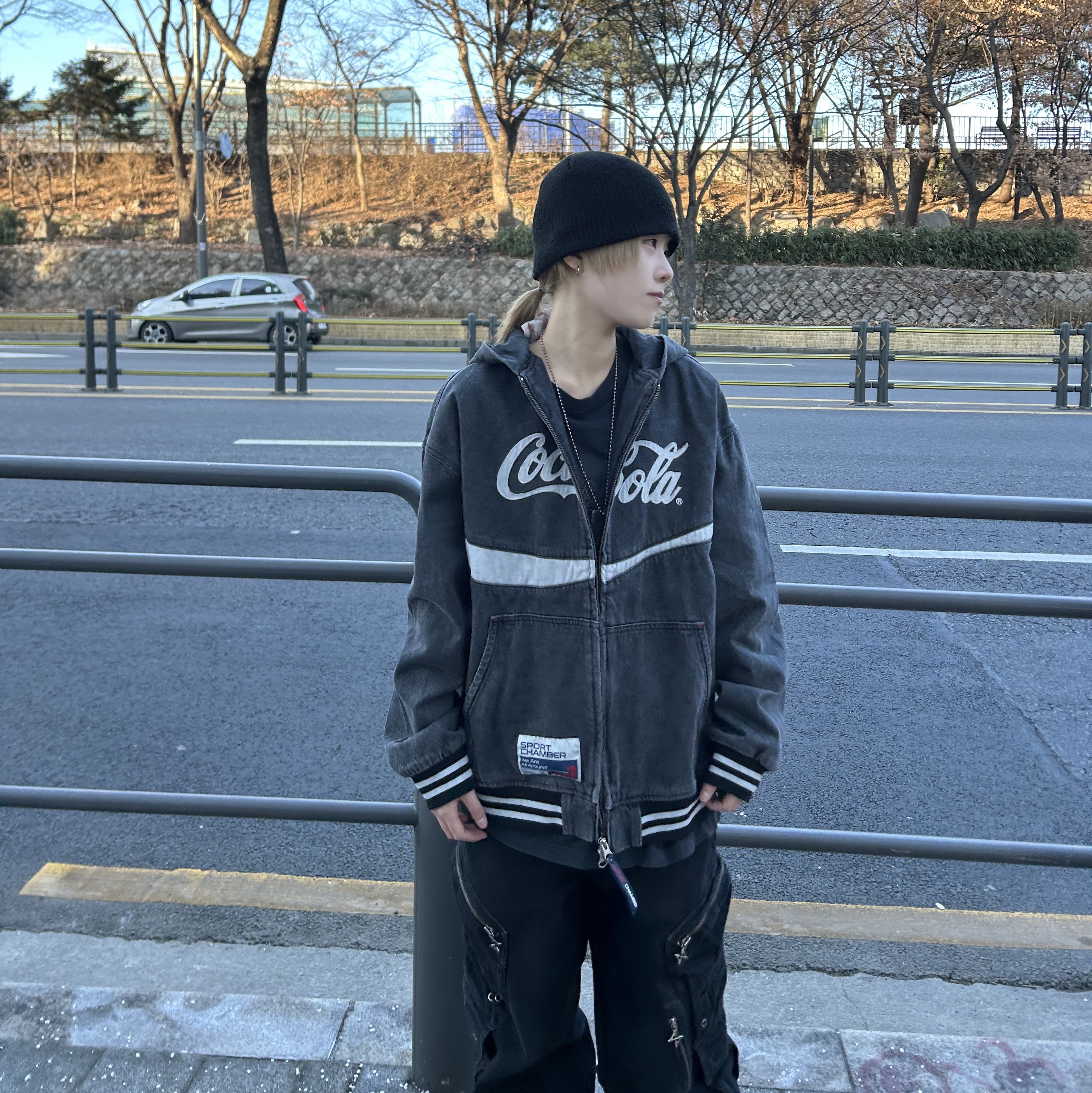 SPORT CHAMBER x Coca-Cola Denim Hood Jumper Black 착용 스타일 - 1
