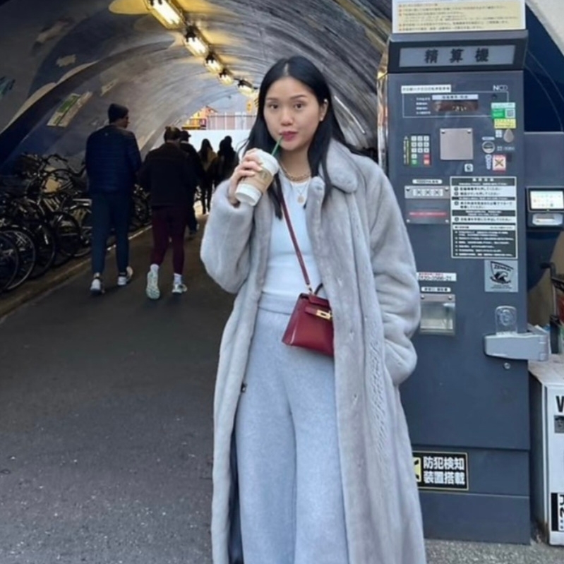 (W) Arket Faux Fur Coat Grey 착용 스타일