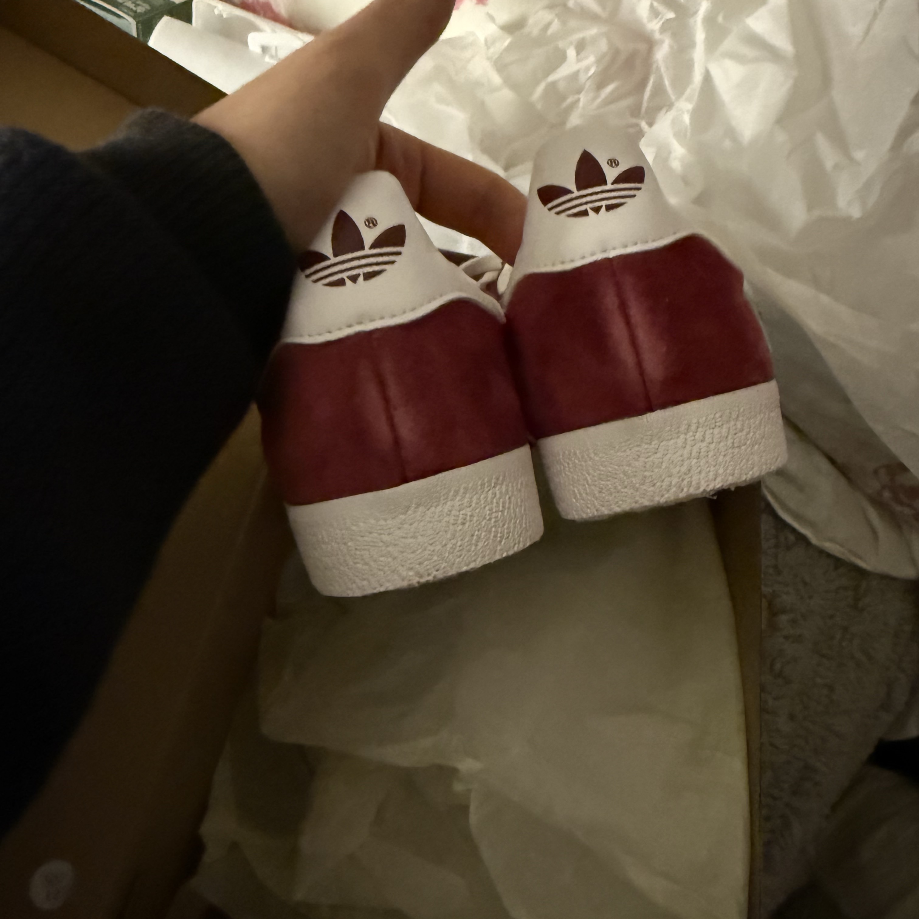 Adidas Gazelle Collegiate Burgundy 착용 스타일