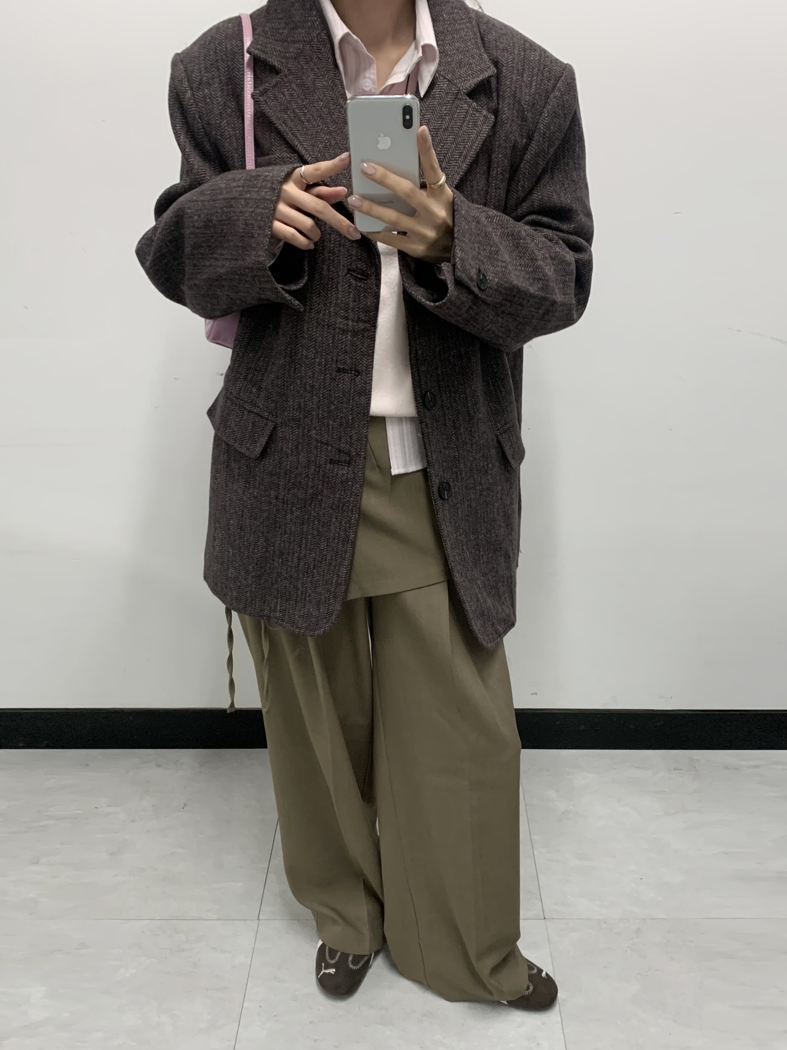 Apple Airpods 4th Gen (Korean Ver.), (W) Puma Speedcat Wine Club Chocolate Jasmine Flower 착용 스타일 - 3