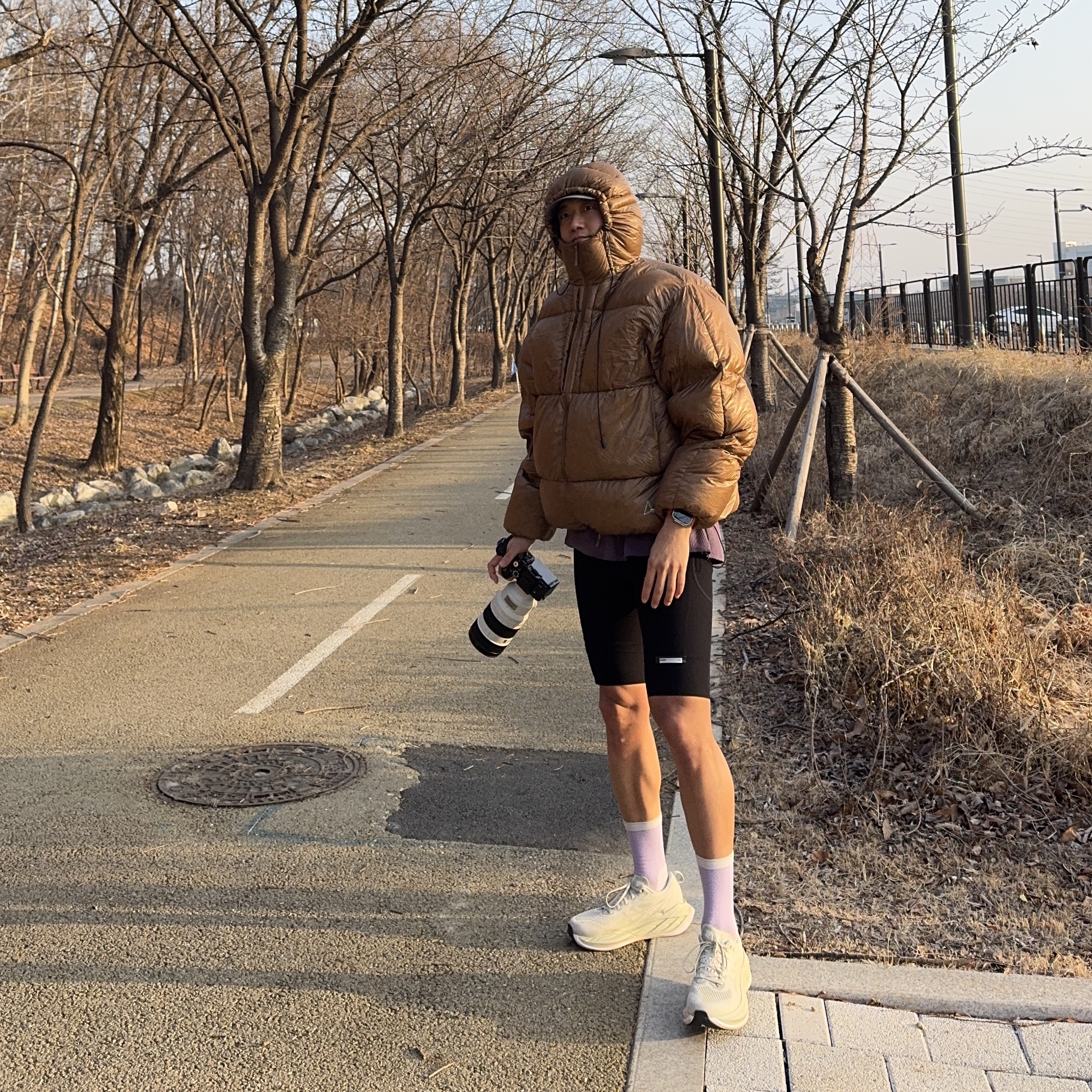 UGG Classic Mini Boots Chestnut, Nike x Stussy Stone Washed Fleece Pants Dark Cinder (FN5235-261) 착용 스타일 - 10