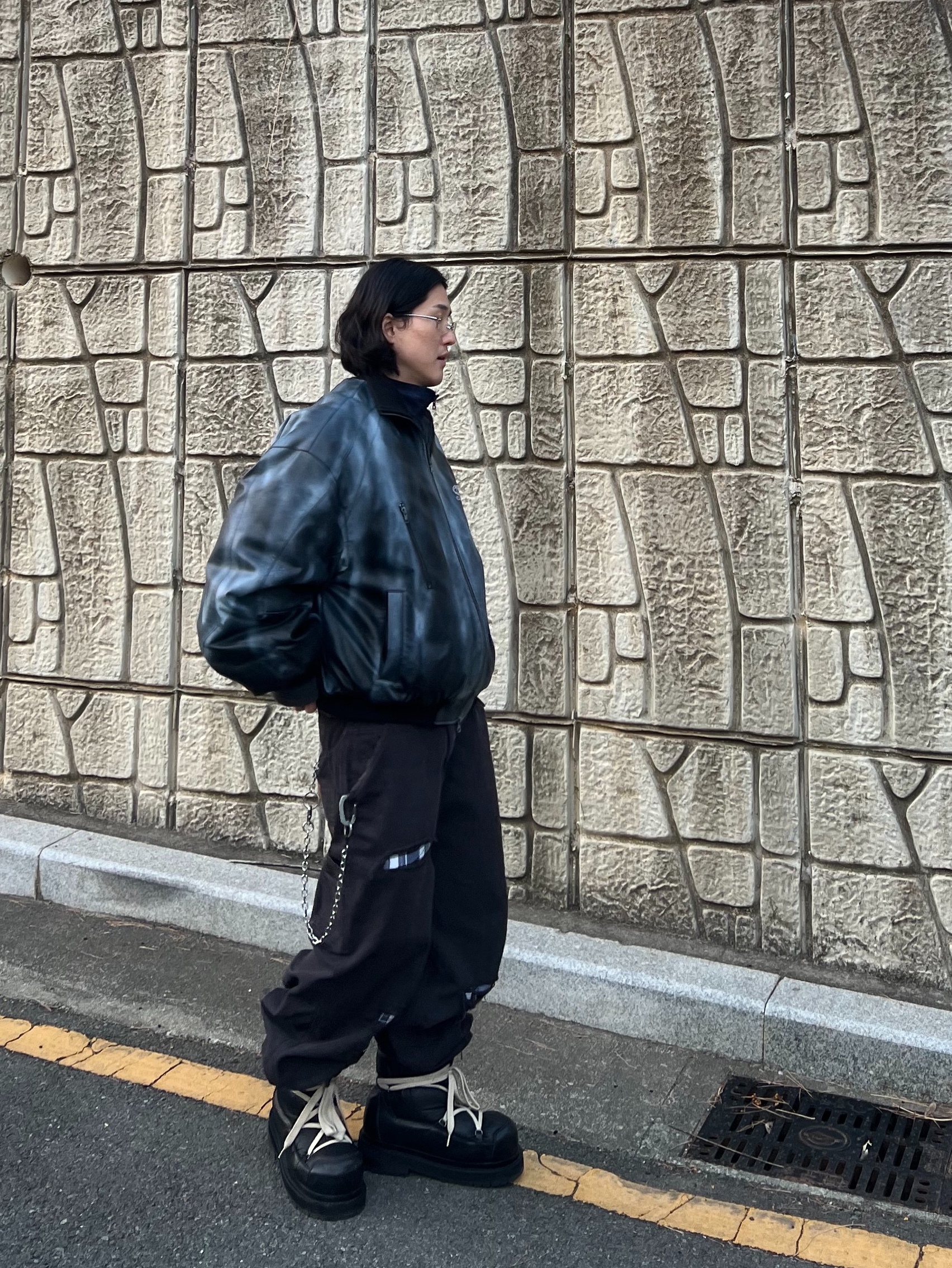Civision by CSC Artificial Leather Bomber Jacket Black, Our Legacy Ladon Brass Keychain Matte Nickel 착용 스타일 - 4