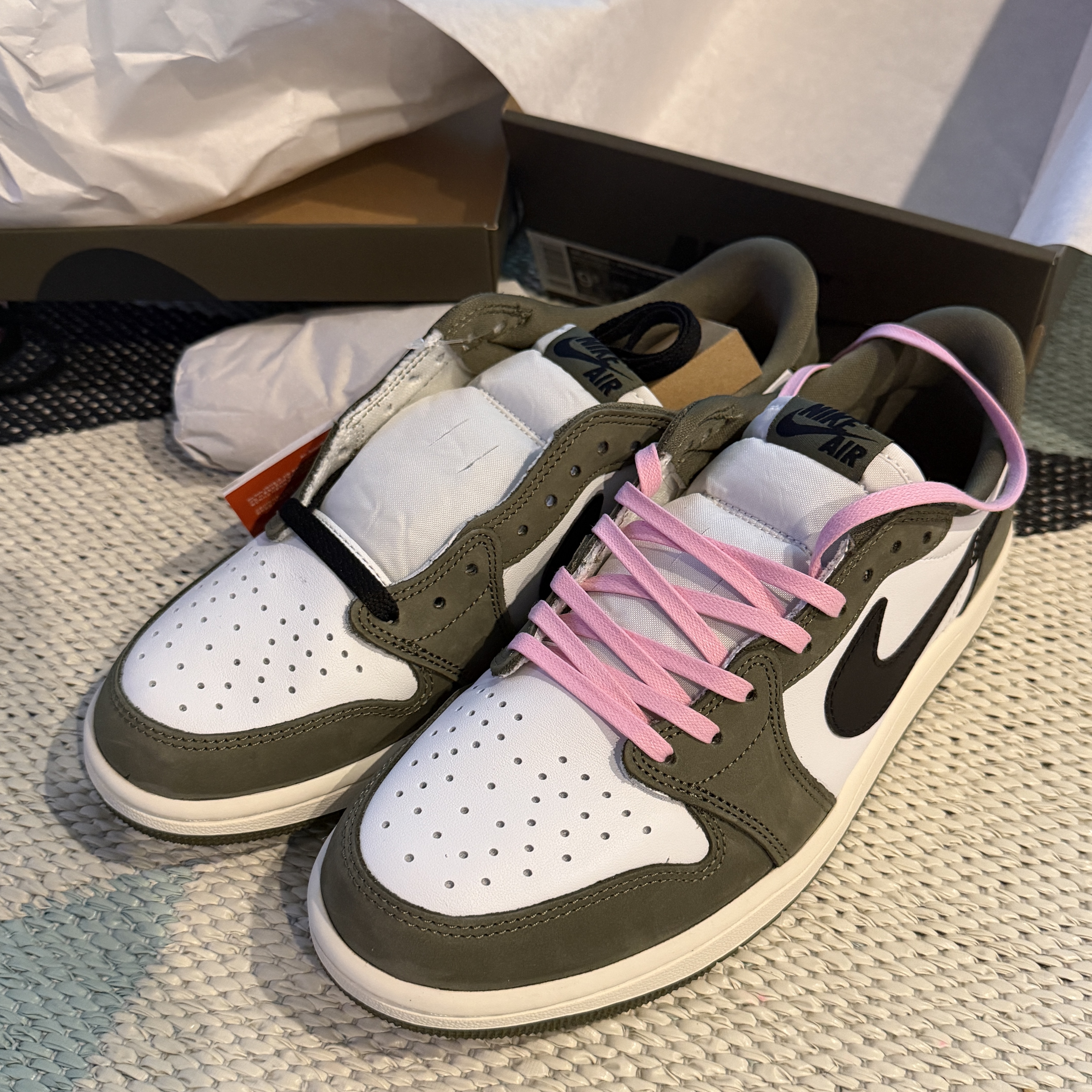 Jordan 1 Retro Low OG Medium Olive and Summit White 착용 스타일 - 2