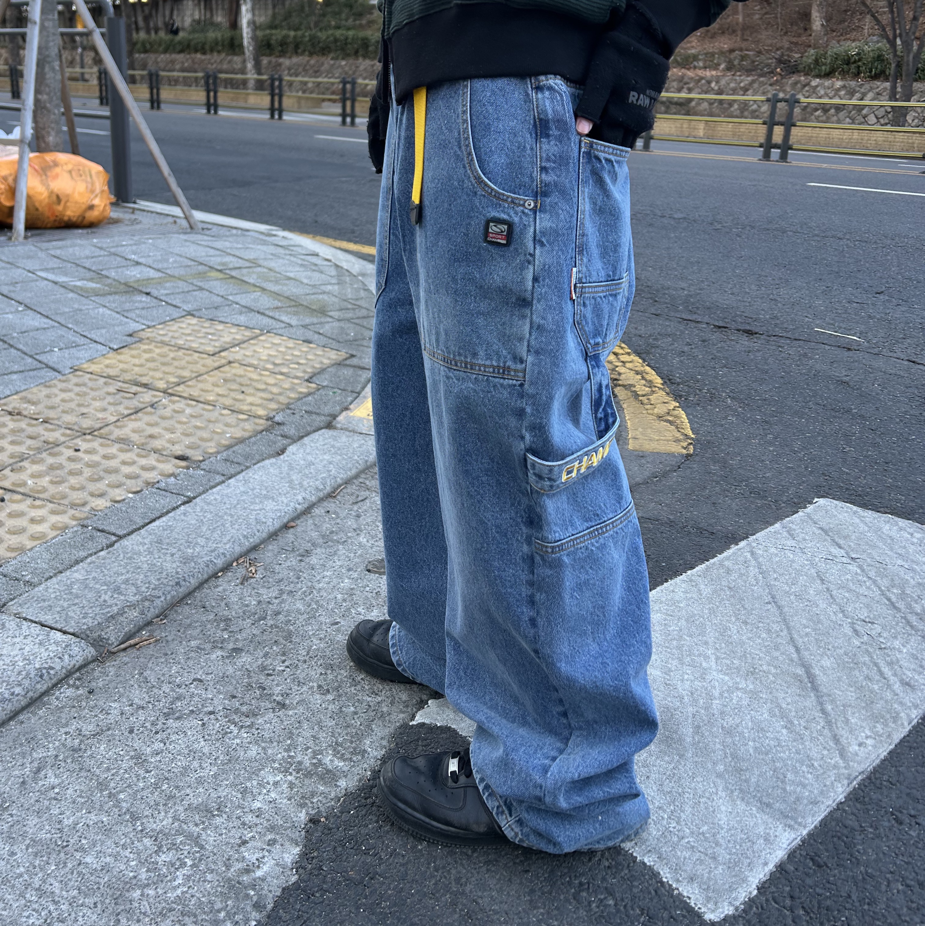 SPORT CHAMBER Superwide Carpenter Denim Pants Blue 착용 스타일 - 2