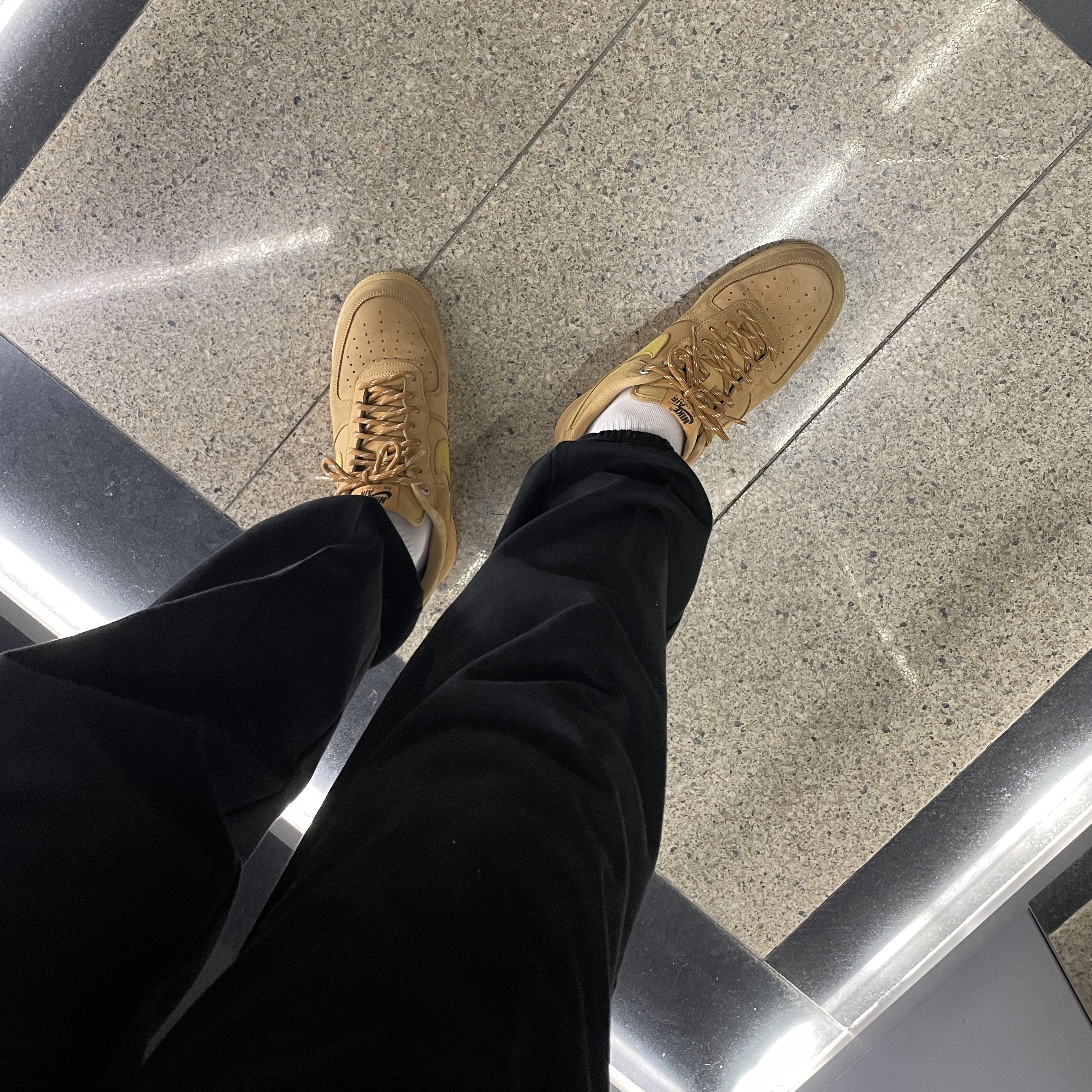 Nike Air Force 1 '07 WB Flax 착용 스타일