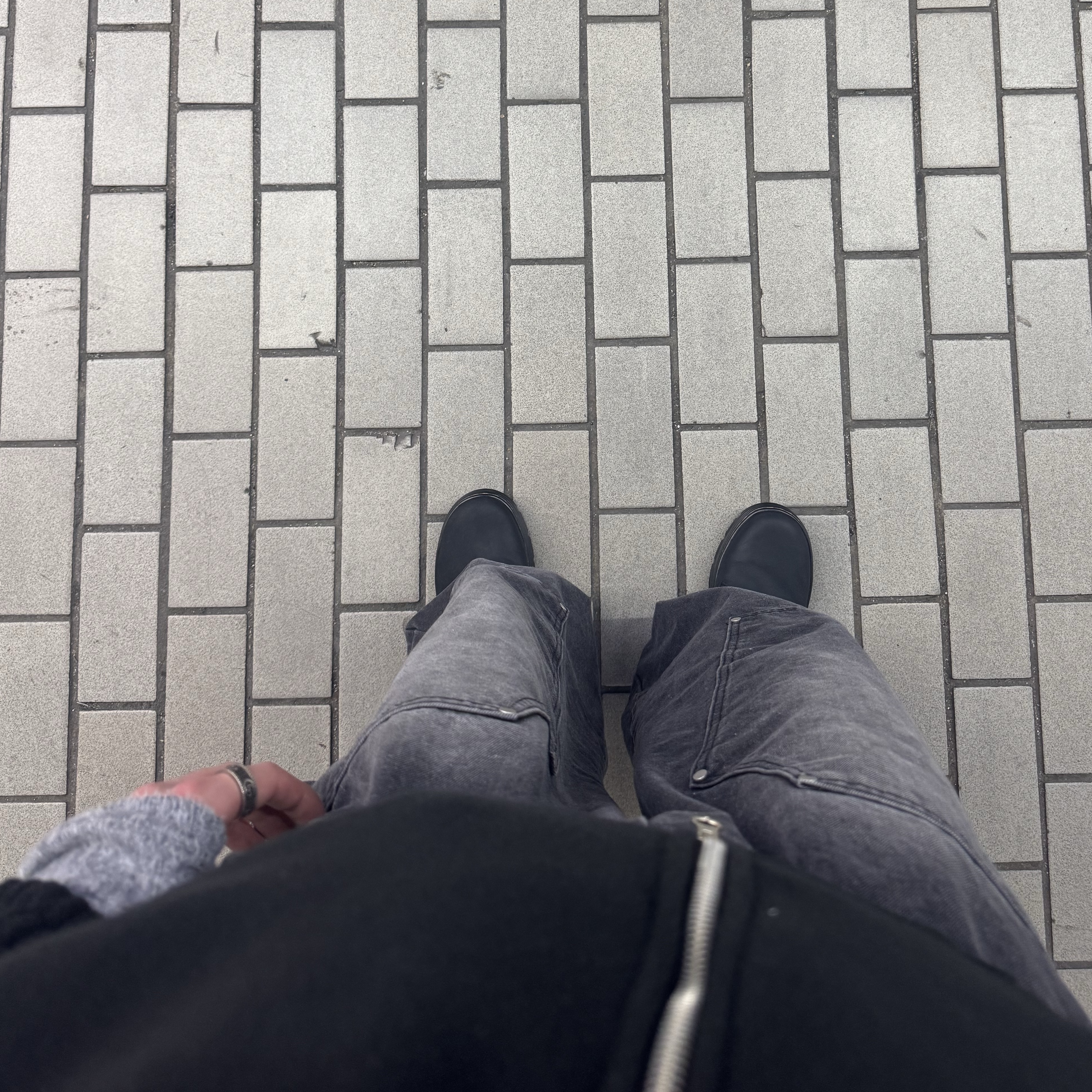 Dr. Martens Reeder Wyoming Leather Utility Shoes Black, Gucci Ring with Double G Silver 착용 스타일
