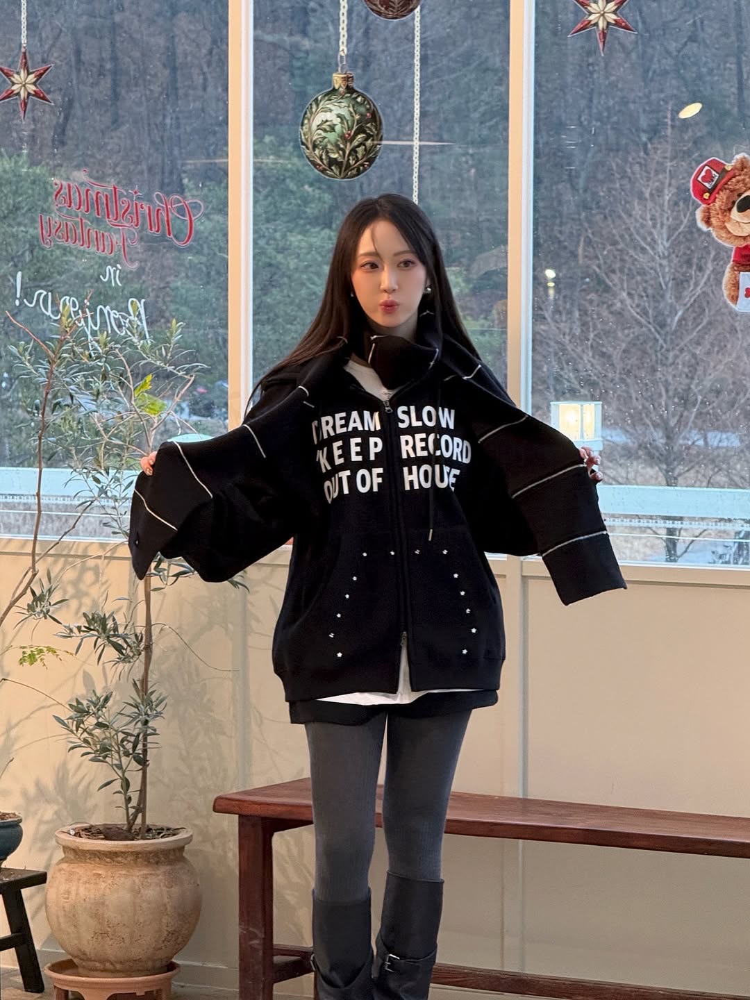 SLOW RECORD HOUSE Typo Star Hood Zip-up Black 착용 스타일 - 1
