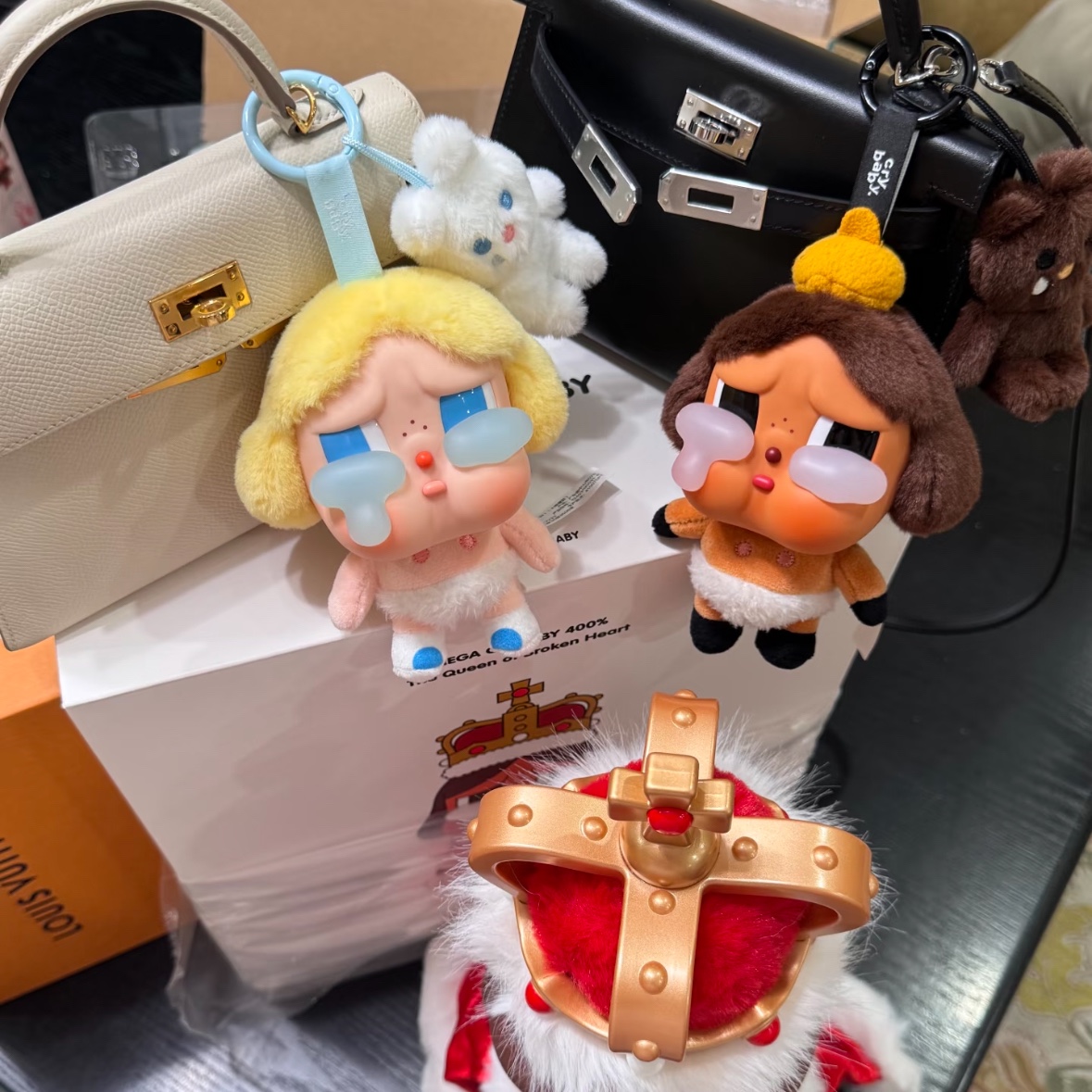 Pop Mart Crybaby Crying Again Series Plush Keyring Baby Blonde (Opened Case), Pop Mart Crybaby Crying Again Series Plush Keyring Baby Brown (Opened Case) 착용 스타일