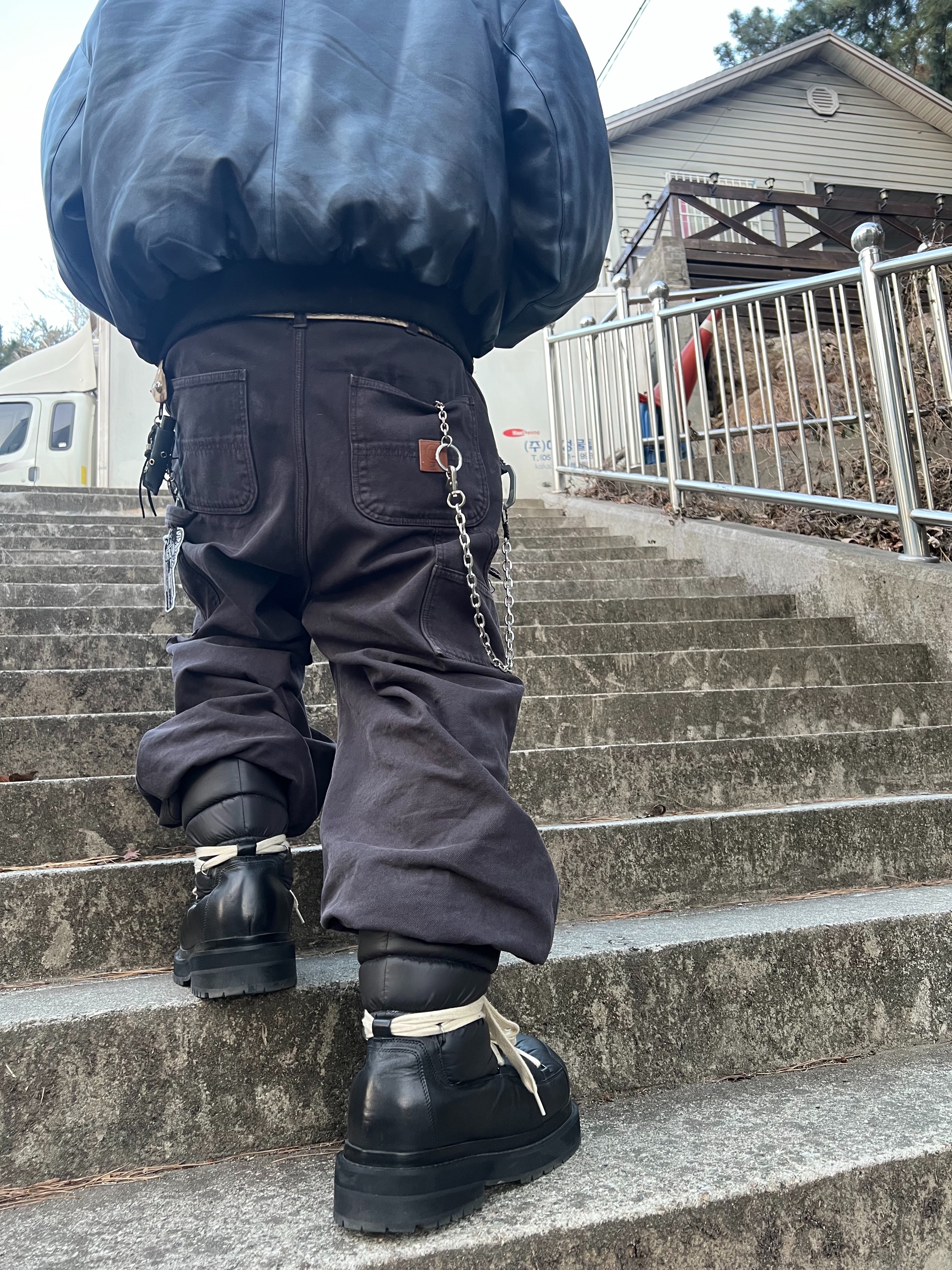 Civision by CSC Artificial Leather Bomber Jacket Black, Our Legacy Ladon Brass Keychain Matte Nickel 착용 스타일 - 2