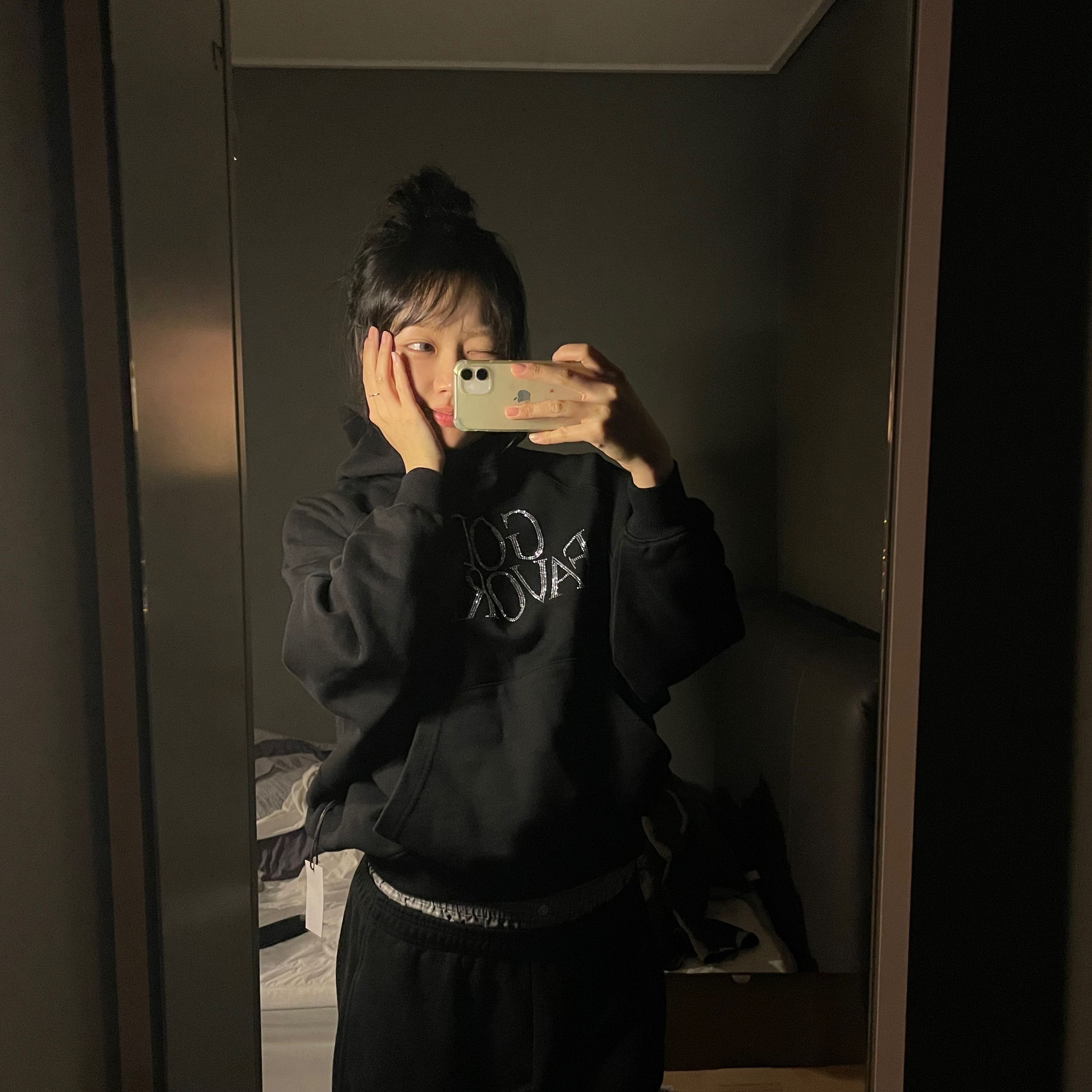 Praying Gods Favorite Rhinestone Hoodie Black, Praying Gods Favorite Hoodie Grey 착용 스타일 - 2