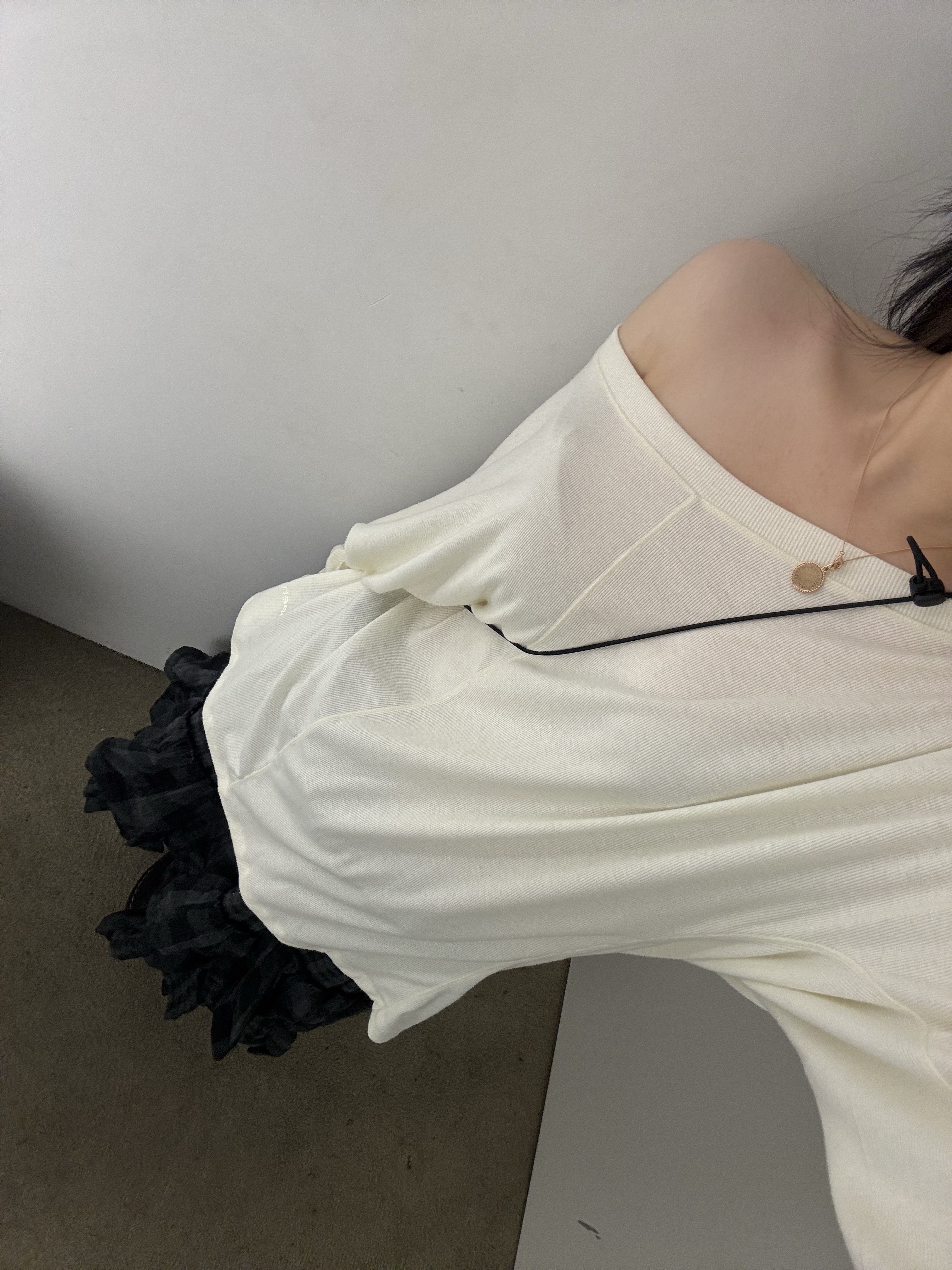 (W) Open Yy Rolled Waist Tiered Midi Skirt Black 착용 스타일