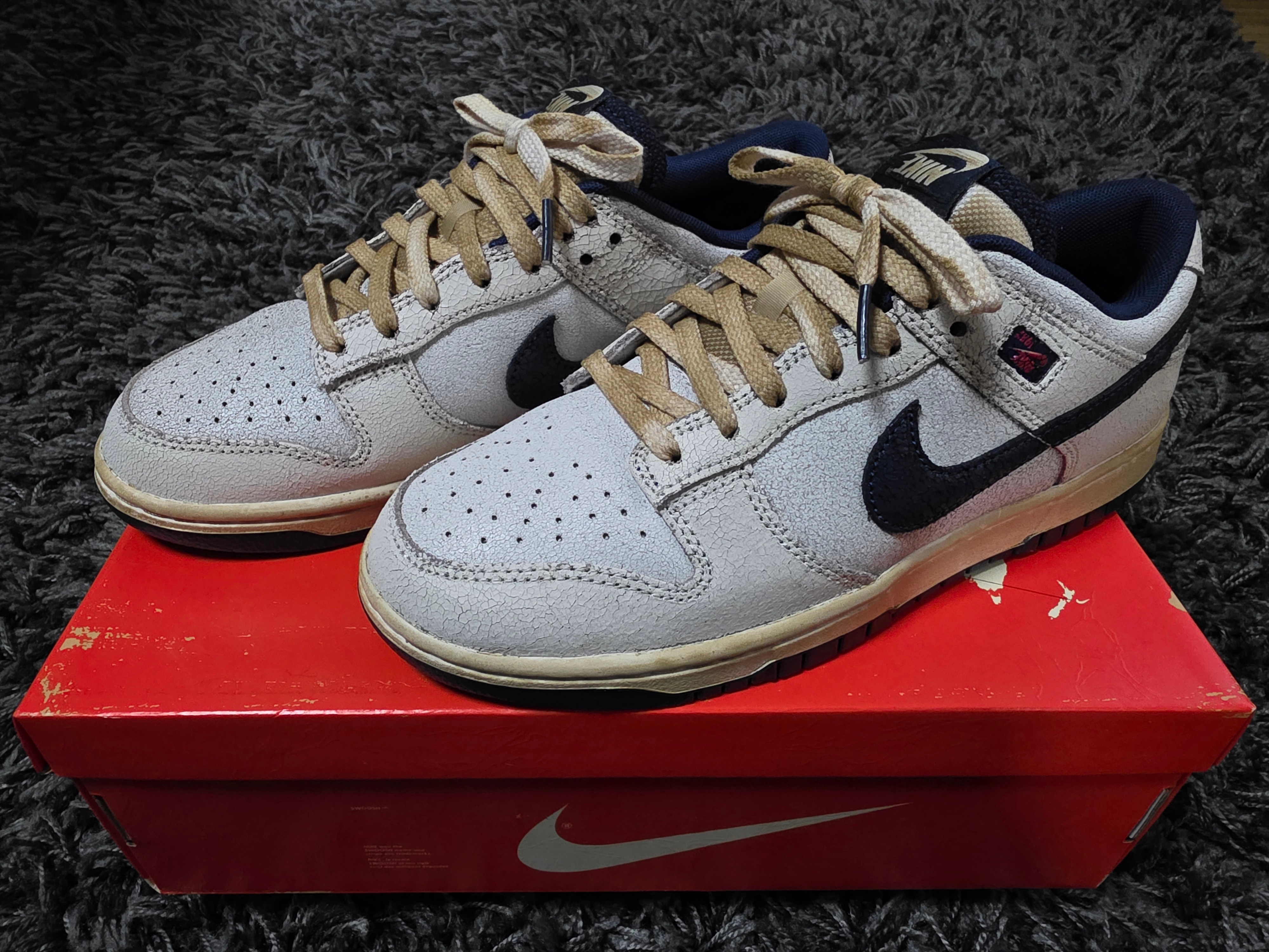 Nike x Stranger Things Dunk Low Phantom and Midnight Navy 착용 스타일