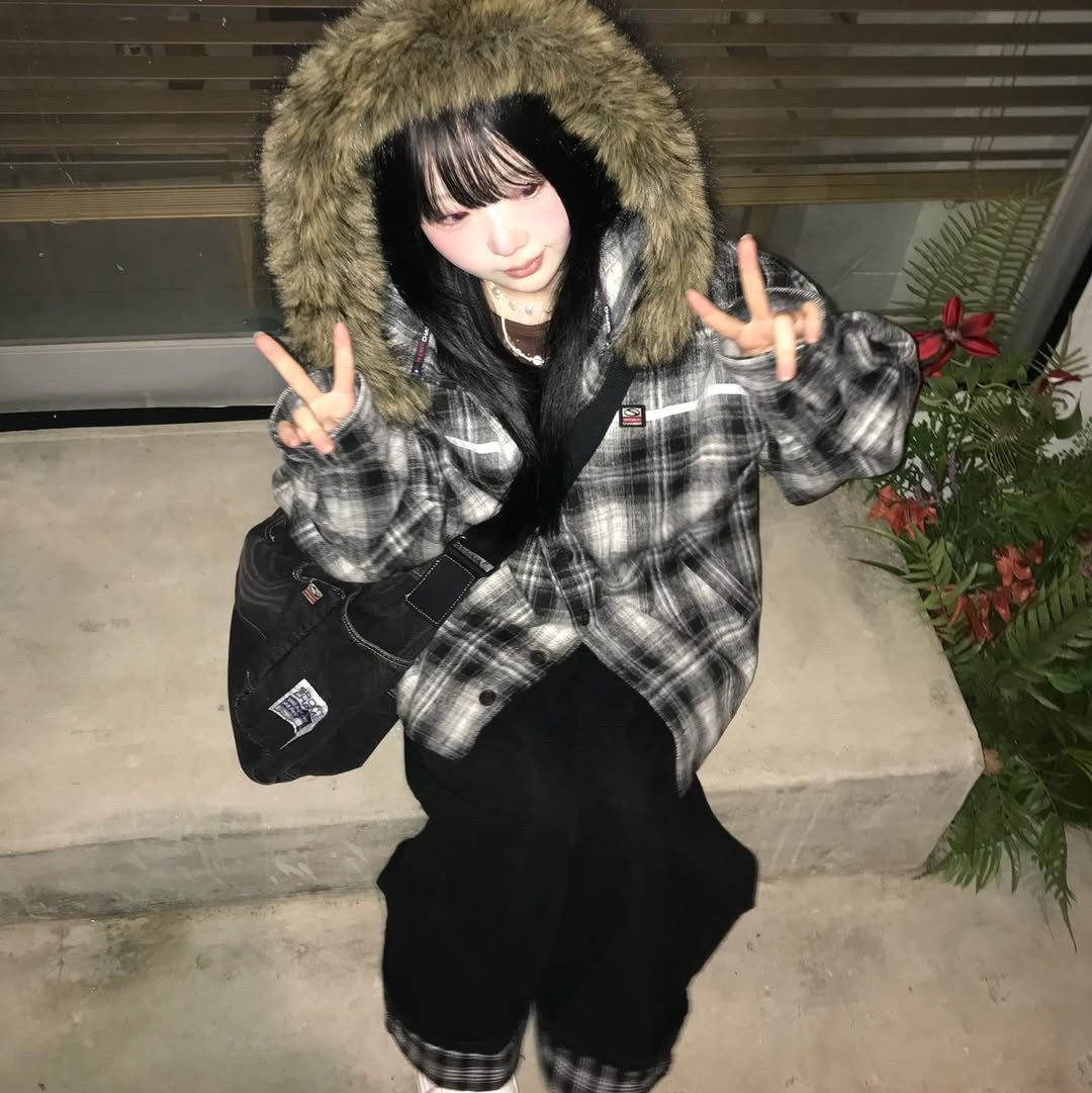 SPORT CHAMBER SC Fur Hood Shirt Black 착용 스타일 - 3