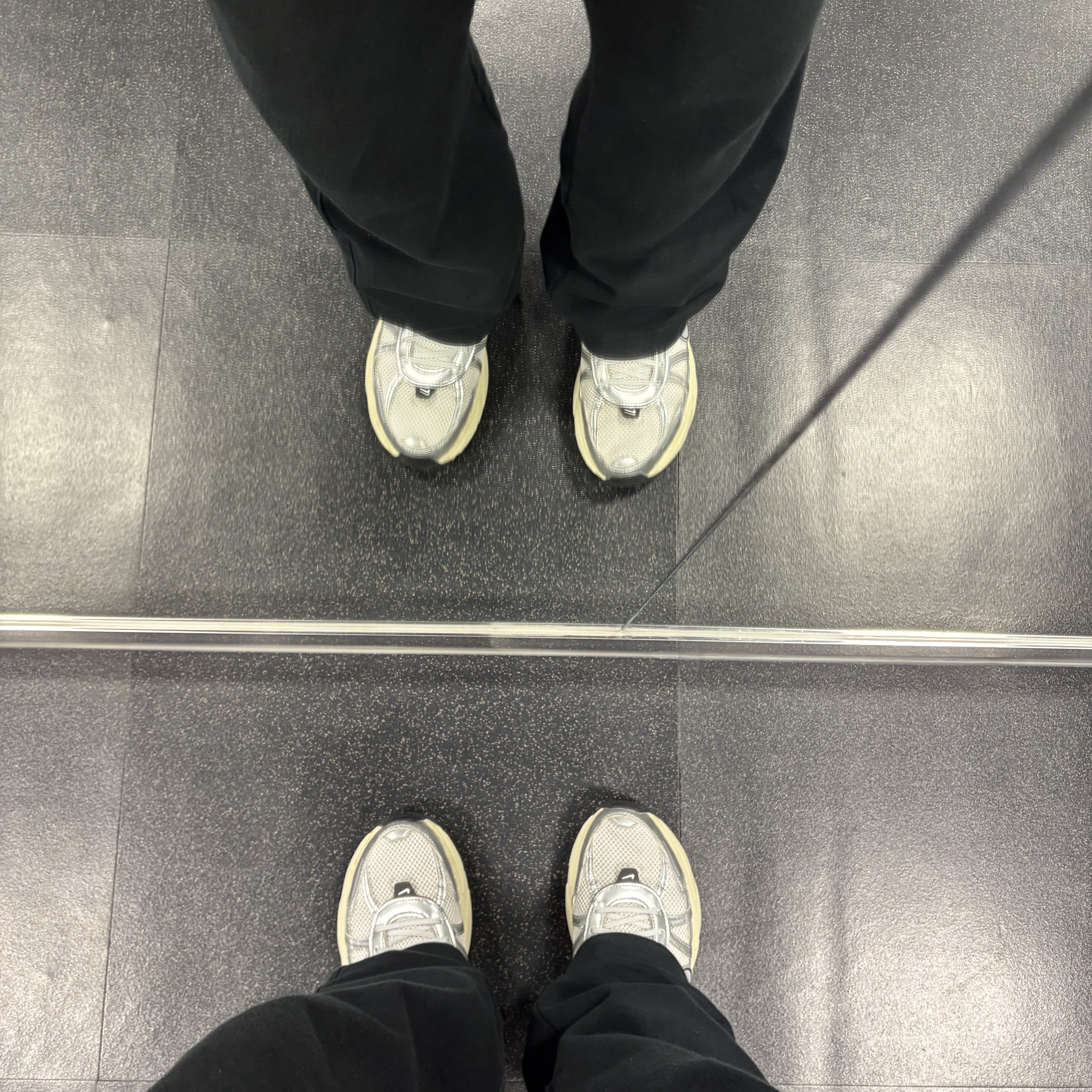 Nike V2K Run Summit White Metallic Silver 착용 스타일