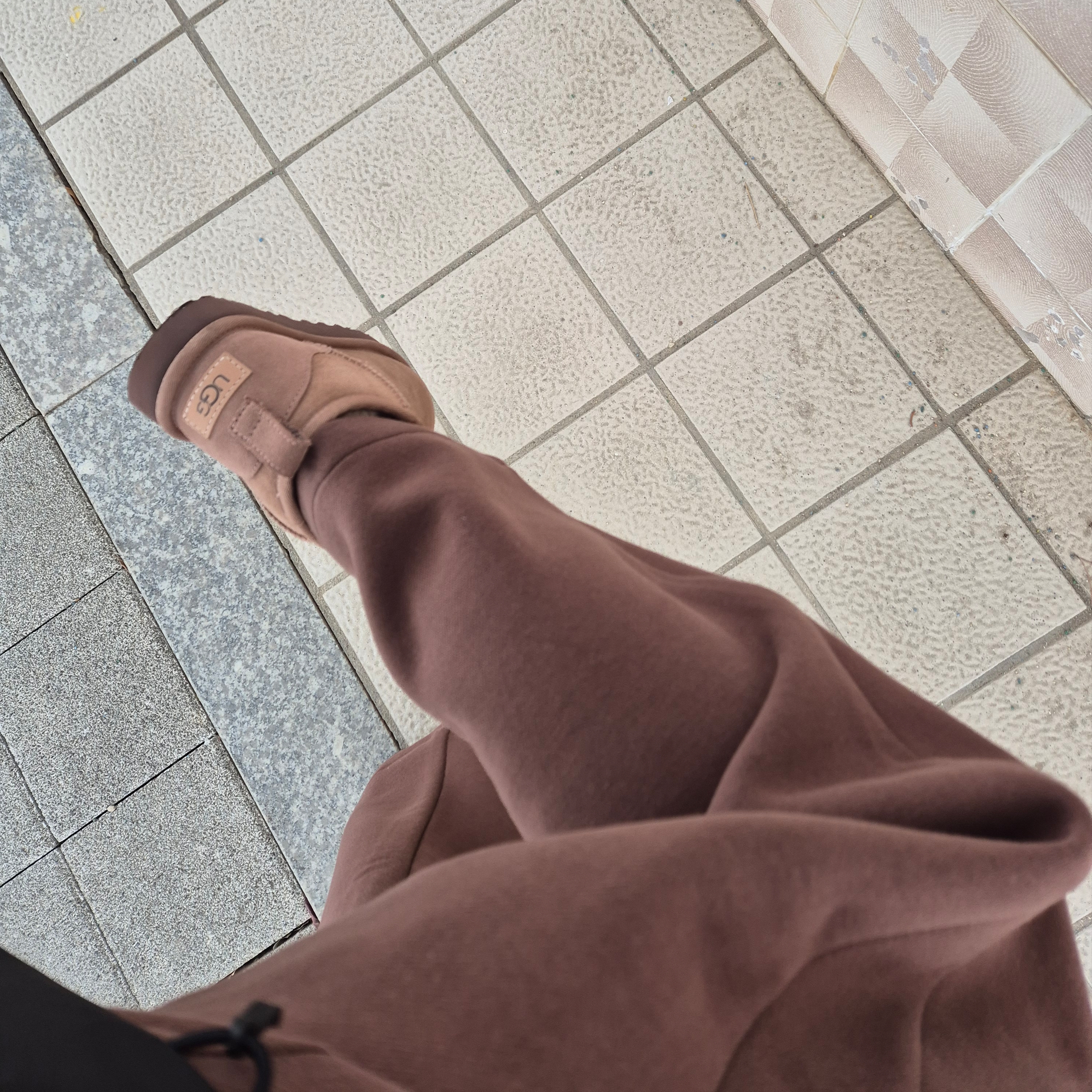 (W) UGG Classic Ultra Mini Boots Rocky Oak 착용 스타일 - 3