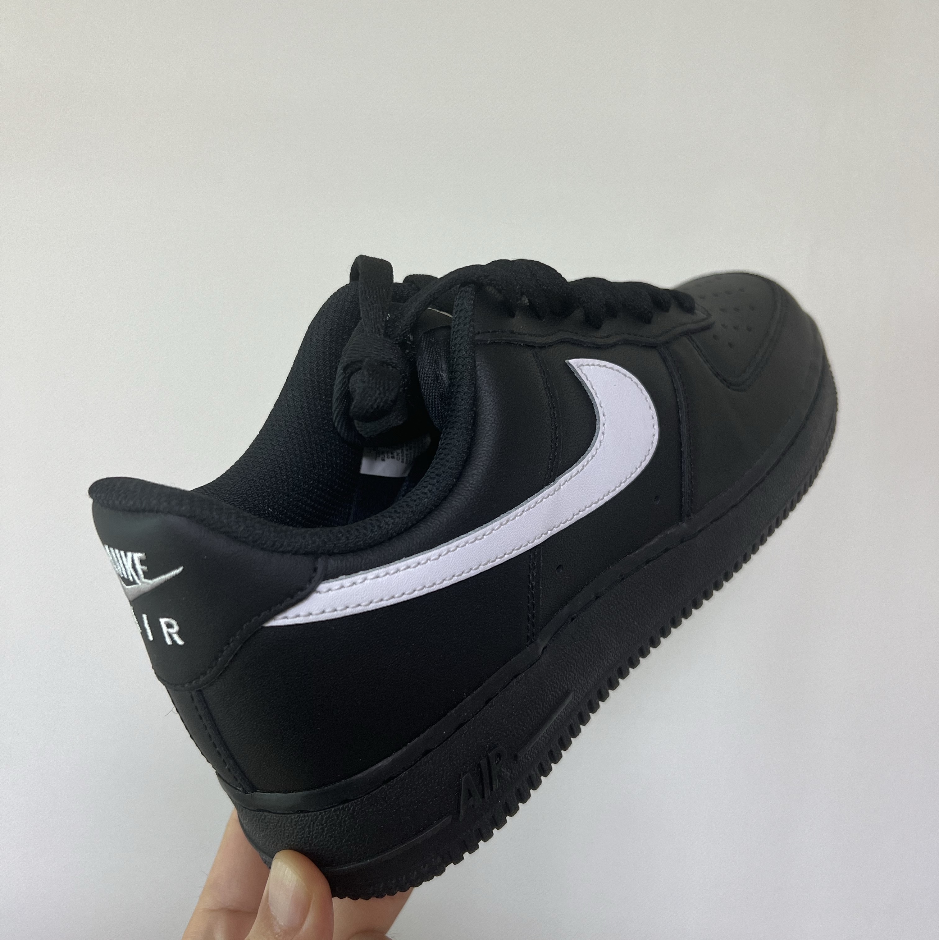 Nike Air Force 1 '07 Black White 착용 스타일 - 2