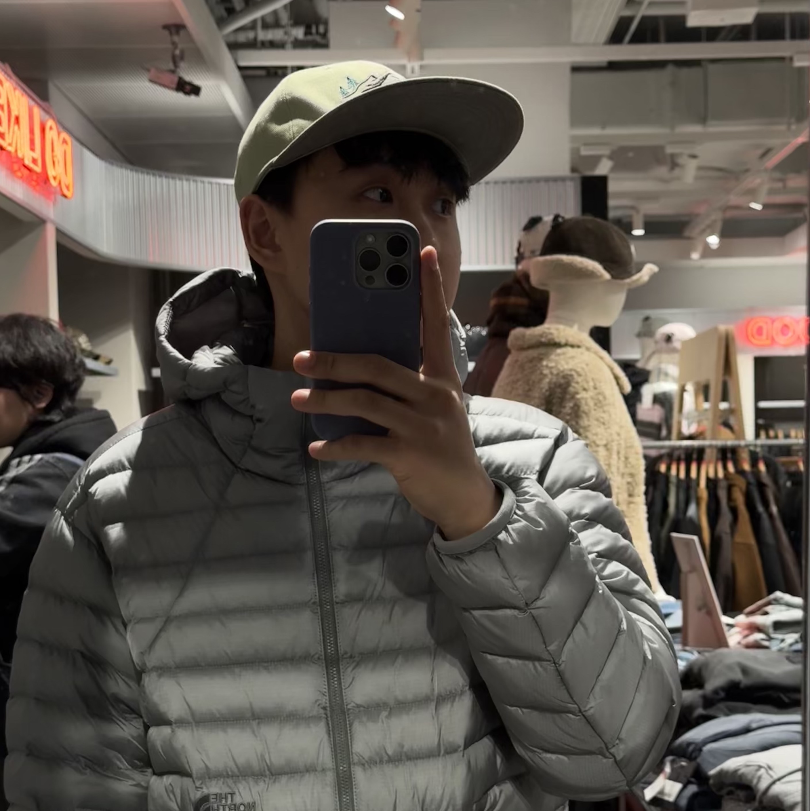The North Face Ventus On Jacket Silver 착용 스타일