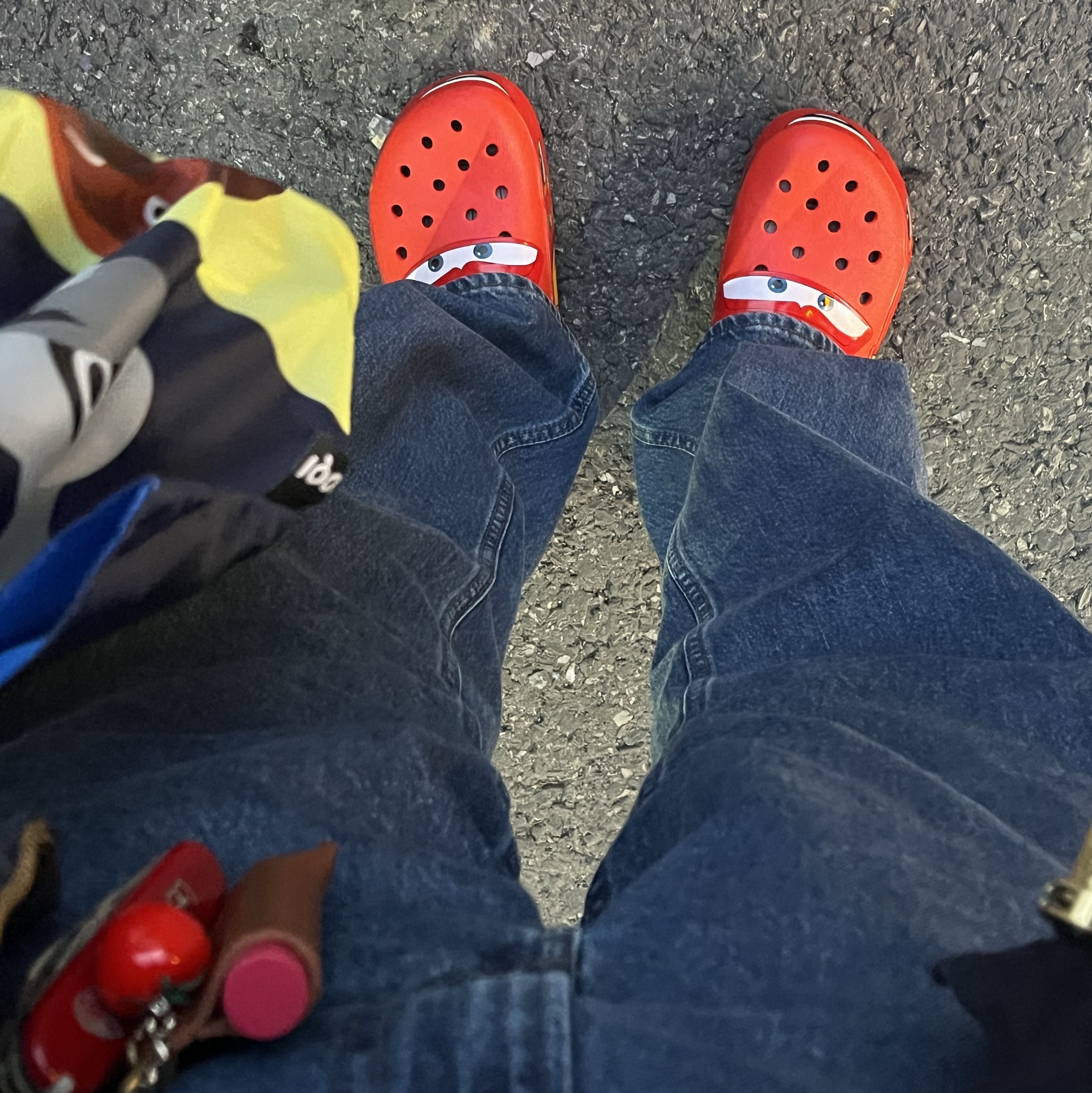 Crocs x Cars Classic Clog Lightning McQueen 착용 스타일