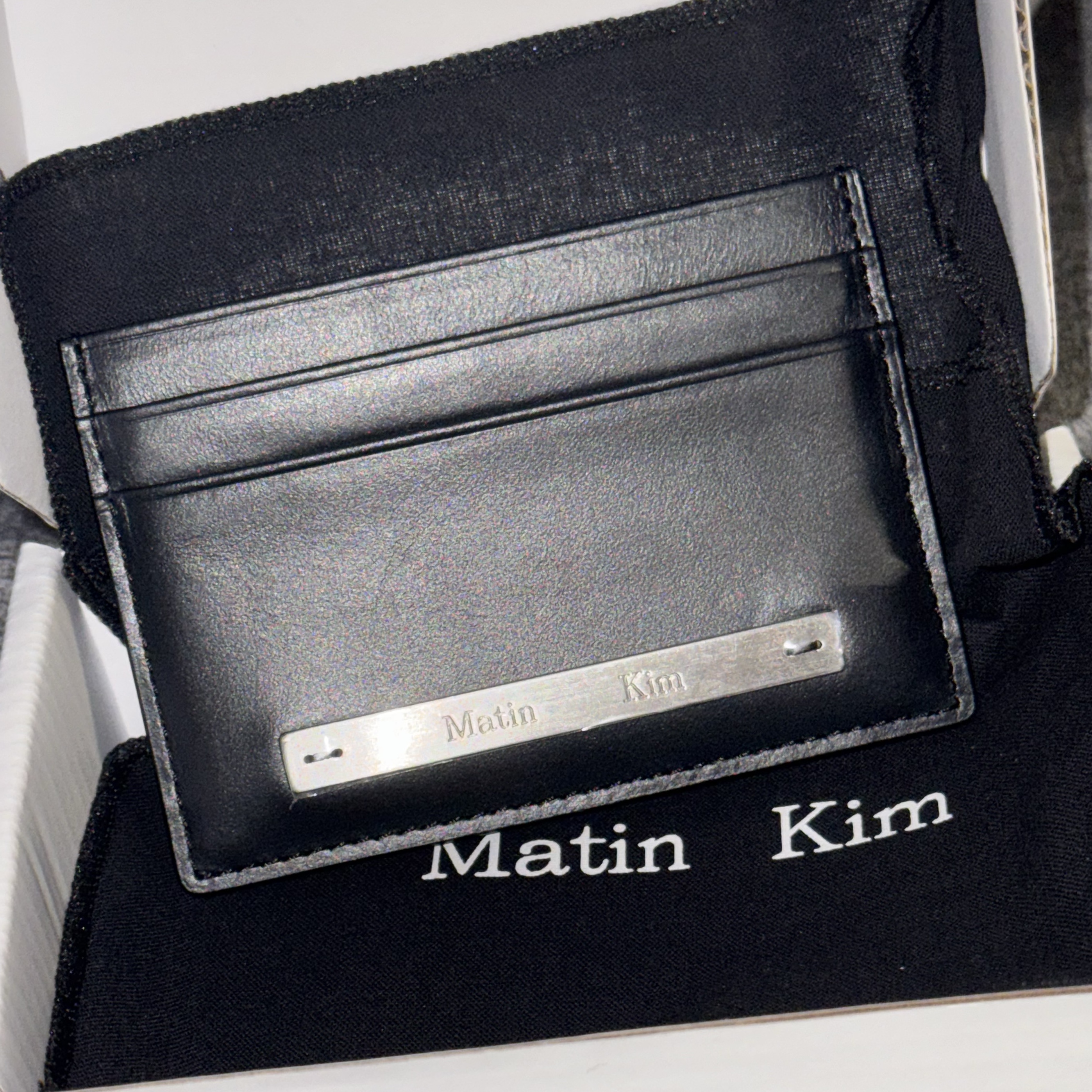 Matin Kim Vintage Card Wallet Black 착용 스타일