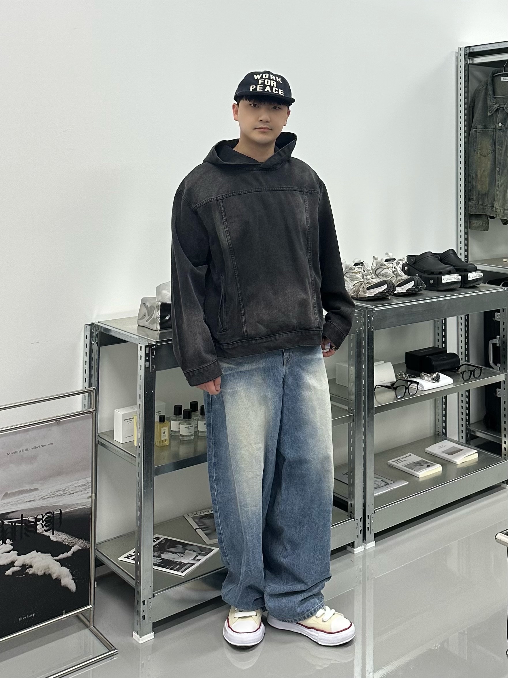 AMOU Work For Peace 5pannel Cap Black 착용 스타일 - 2