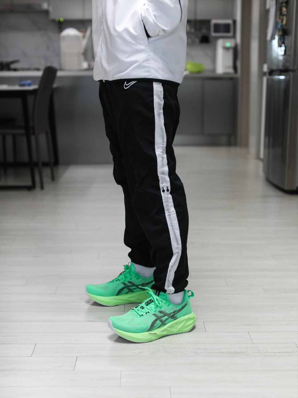Asics Novablast 5 Ekiden Vital Green Black 착용 스타일