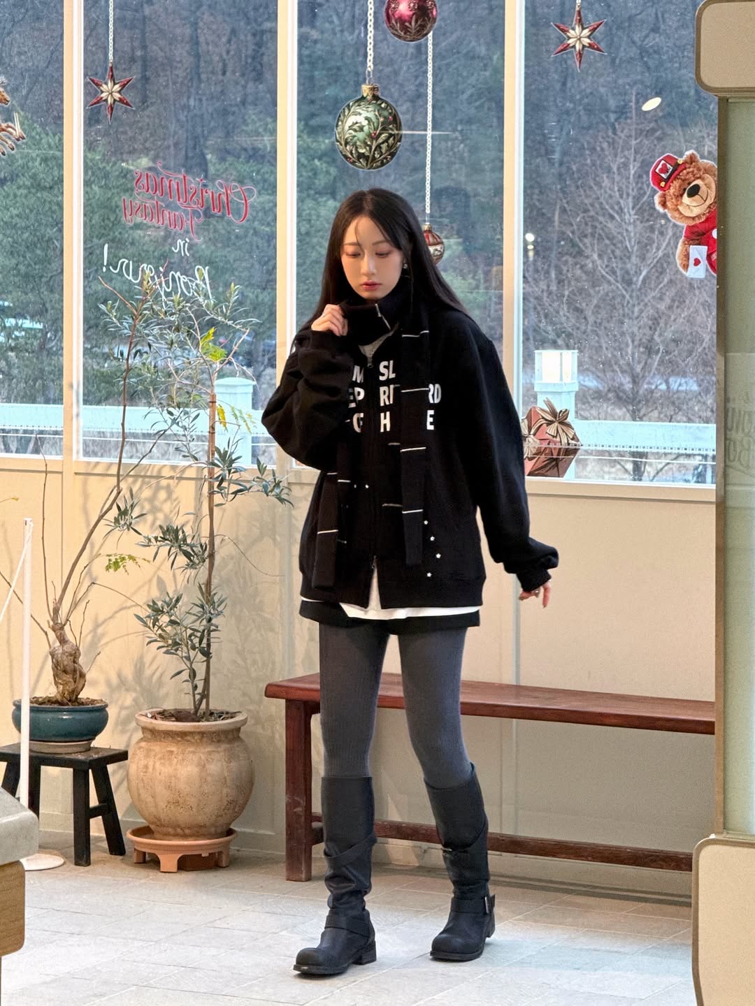 SLOW RECORD HOUSE Typo Star Hood Zip-up Black 착용 스타일 - 3