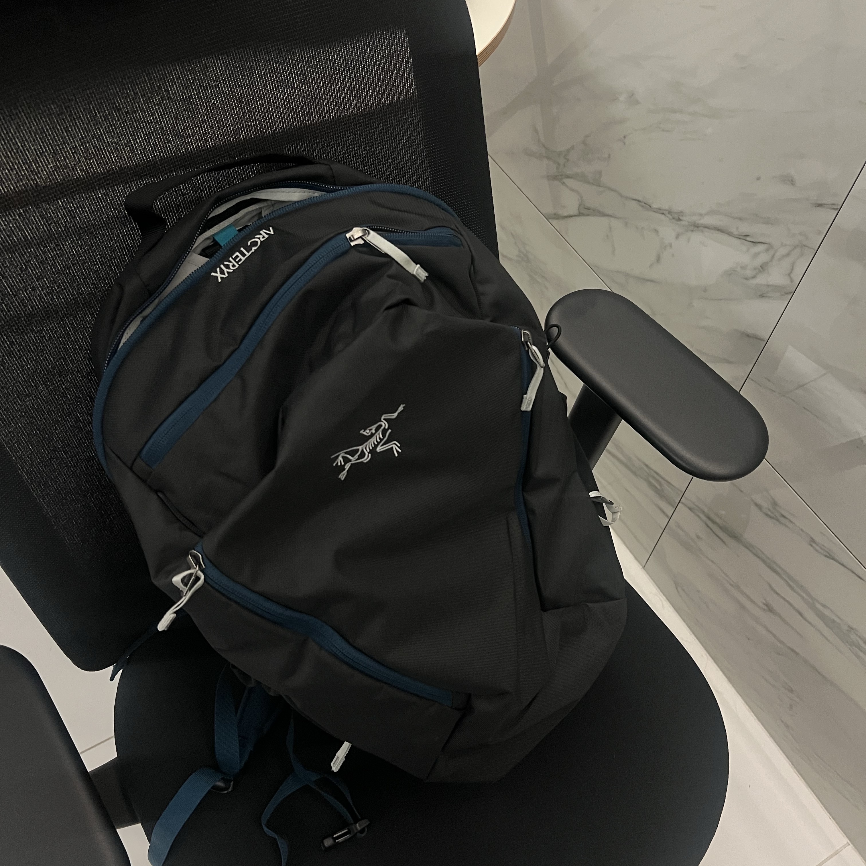 Arc'teryx Mantis 26 Backpack Lodestar 착용 스타일