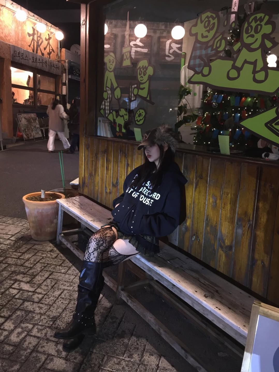 SLOW RECORD HOUSE Typo Star Hood Zip-up Black 착용 스타일 - 4