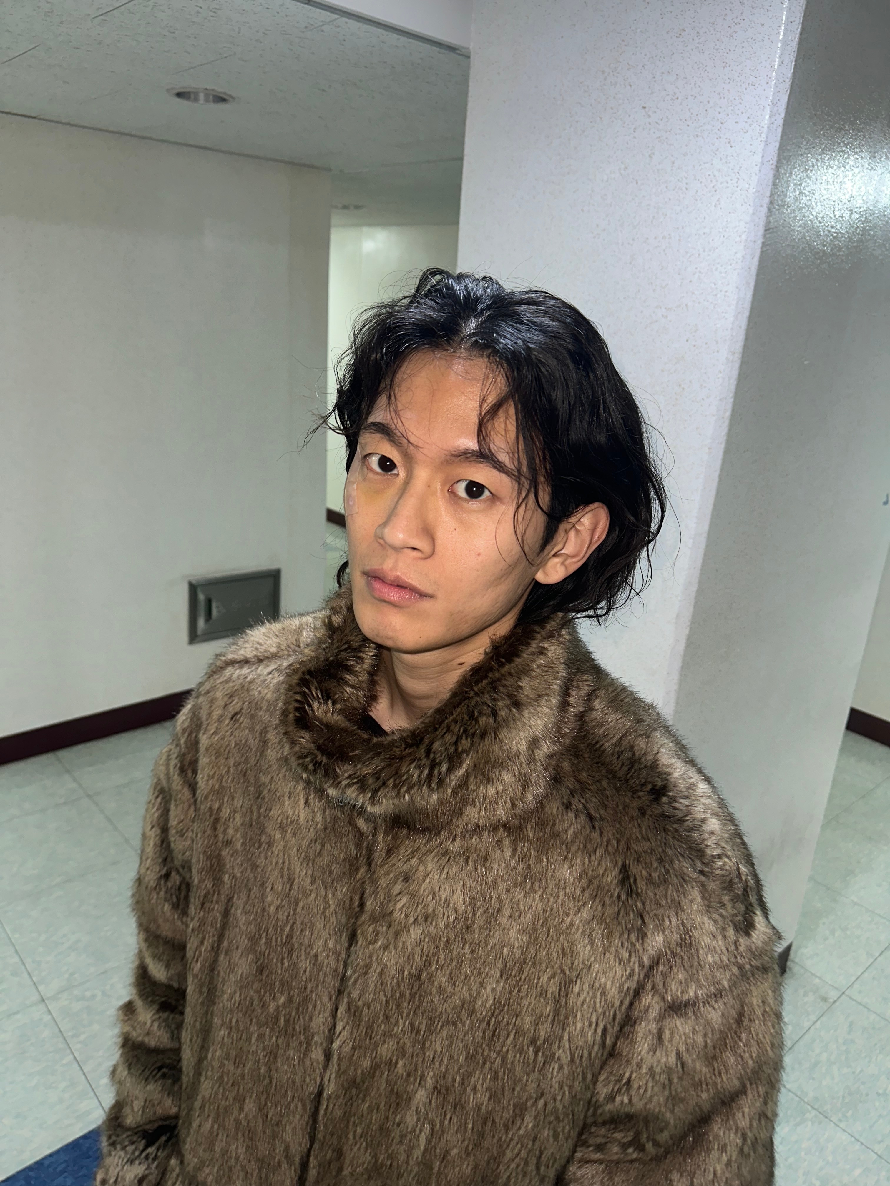Palace Faux Fur Jacket Brown - 22SS, Maison Margiela Numerical Slim Silver Ring Silver 착용 스타일 - 4