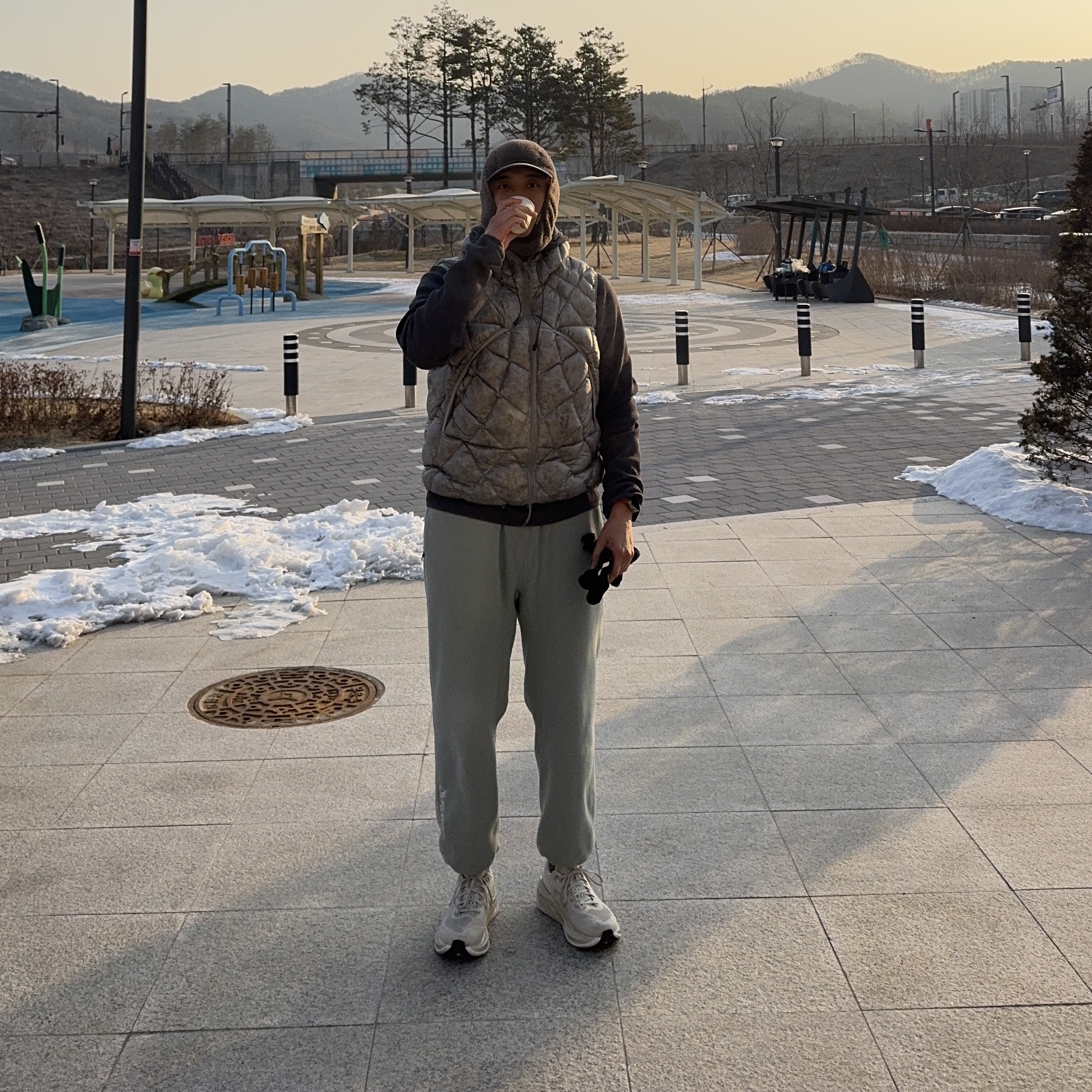 UGG Classic Mini Boots Chestnut, Nike x Stussy Stone Washed Fleece Pants Dark Cinder (FN5235-261) 착용 스타일 - 6