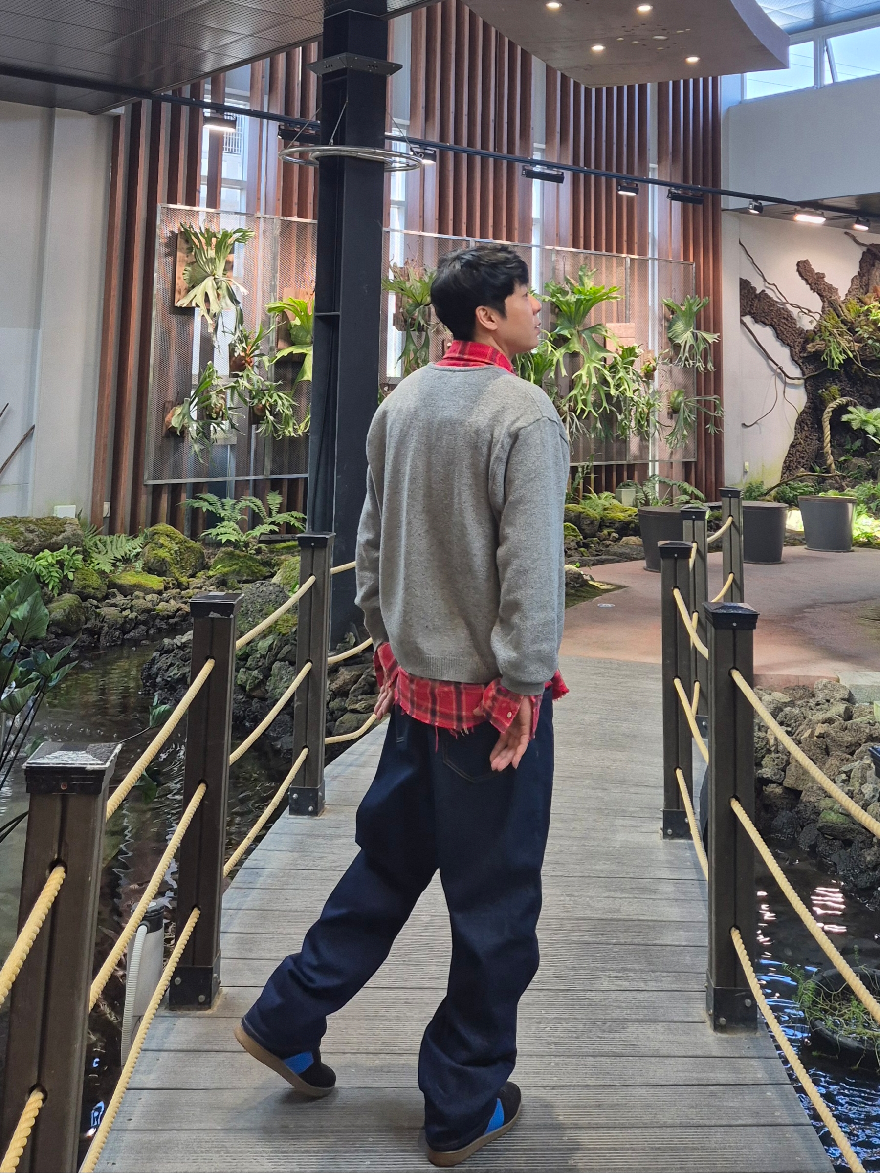 Palace P90 College Stress Baggy Jean Indigo Wash - 24FW, Saint Laurent Signature Court Classic High Top Sneakers Red 착용 스타일 - 2