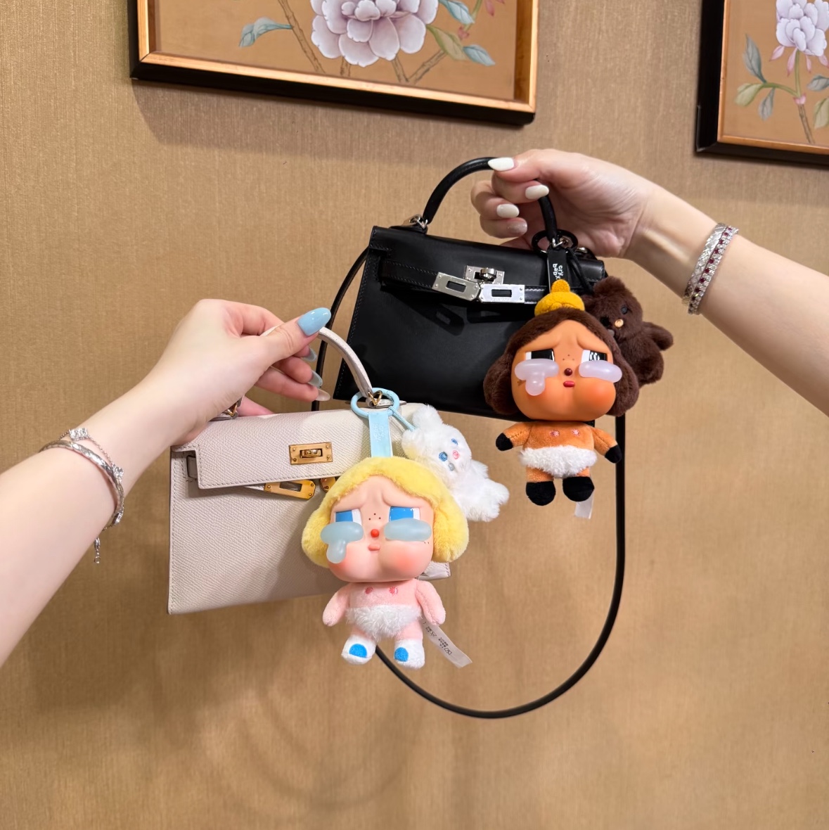 Pop Mart Crybaby Crying Again Series Plush Keyring Baby Blonde (Opened Case), Pop Mart Crybaby Crying Again Series Plush Keyring Sealed Case (1 Blind Box) 착용 스타일
