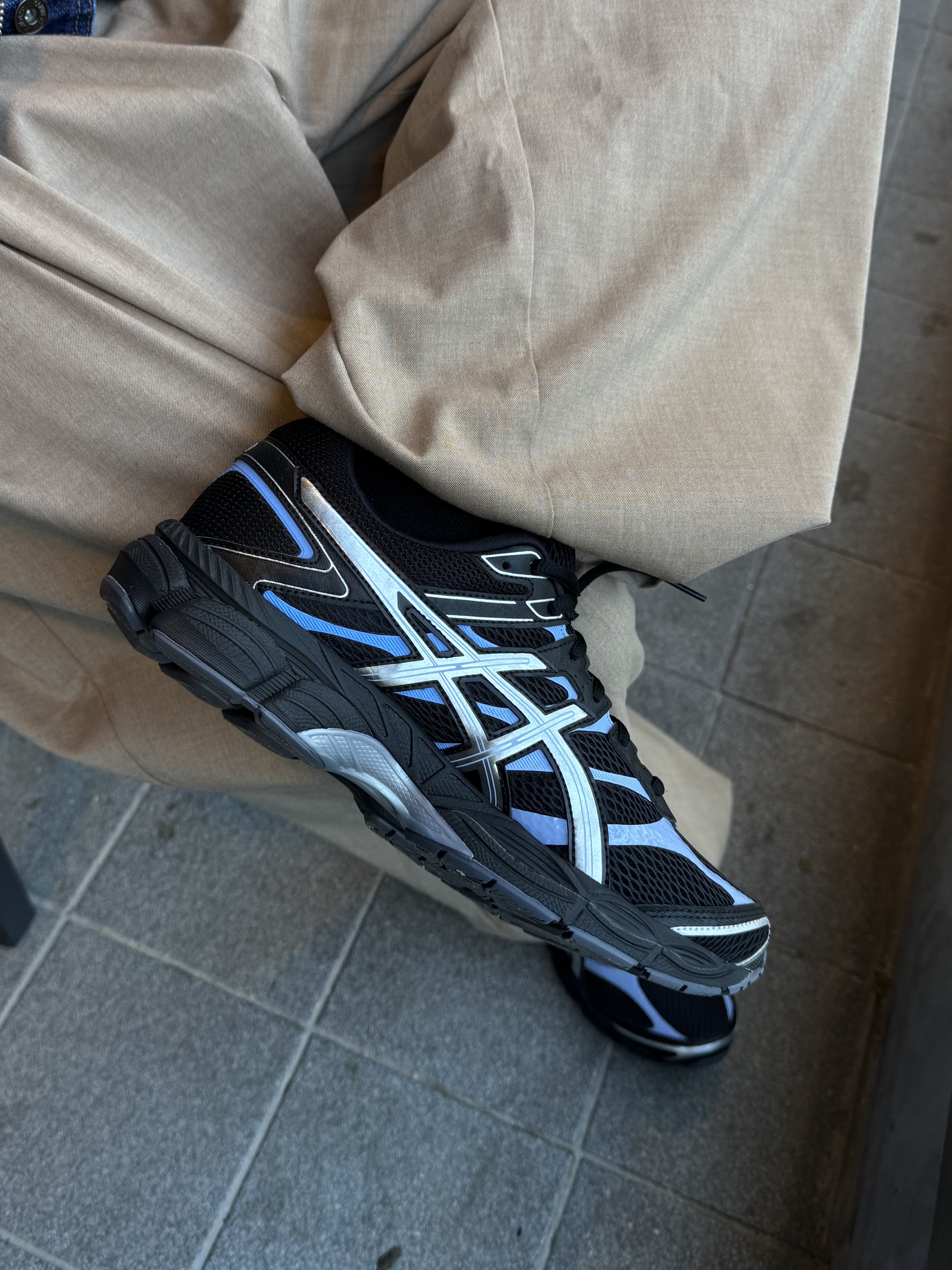 Asics Gel-Cumulus 16 Black Pure Silver 착용 스타일 - 4