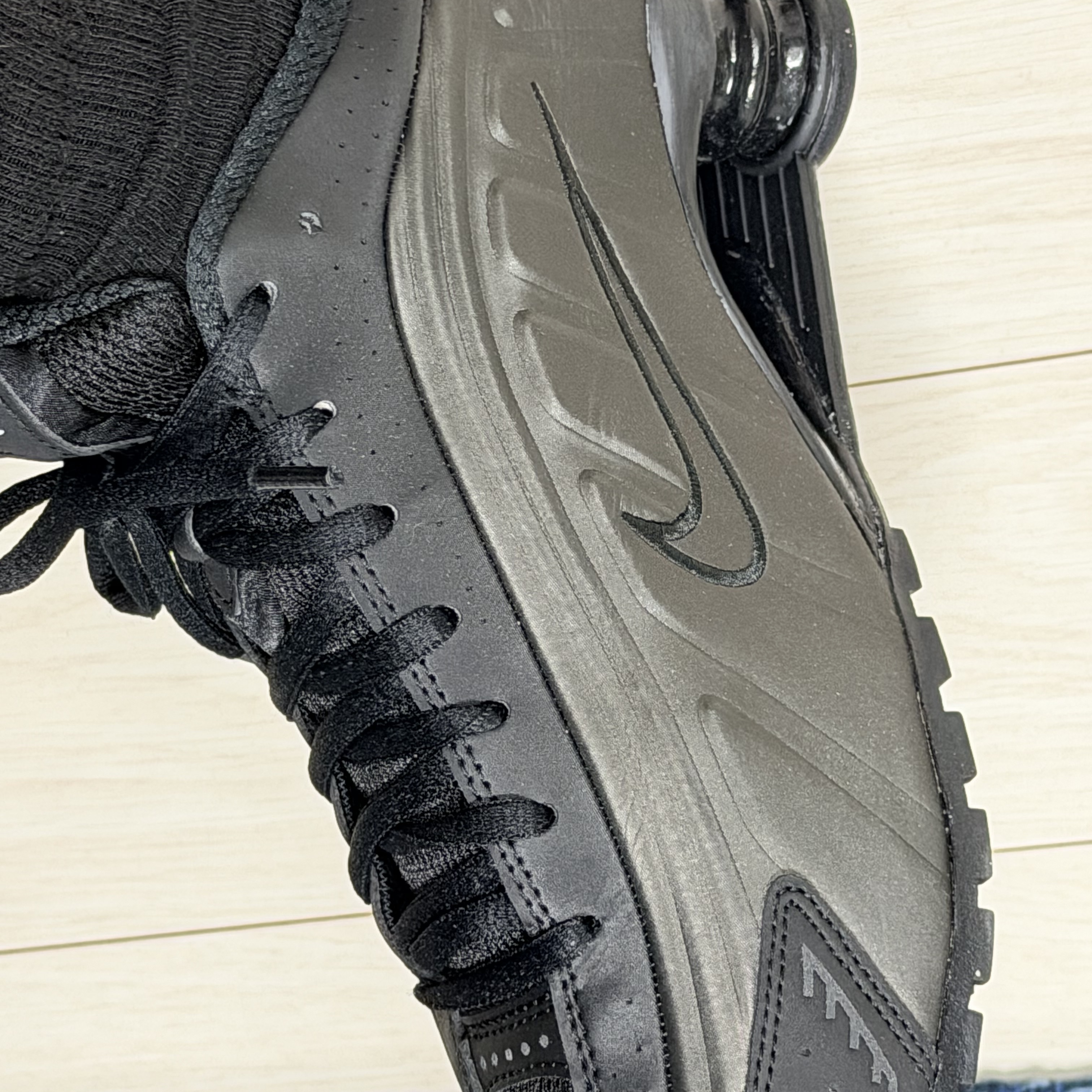 Nike Shox R4 Black Bright Crimson 착용 스타일